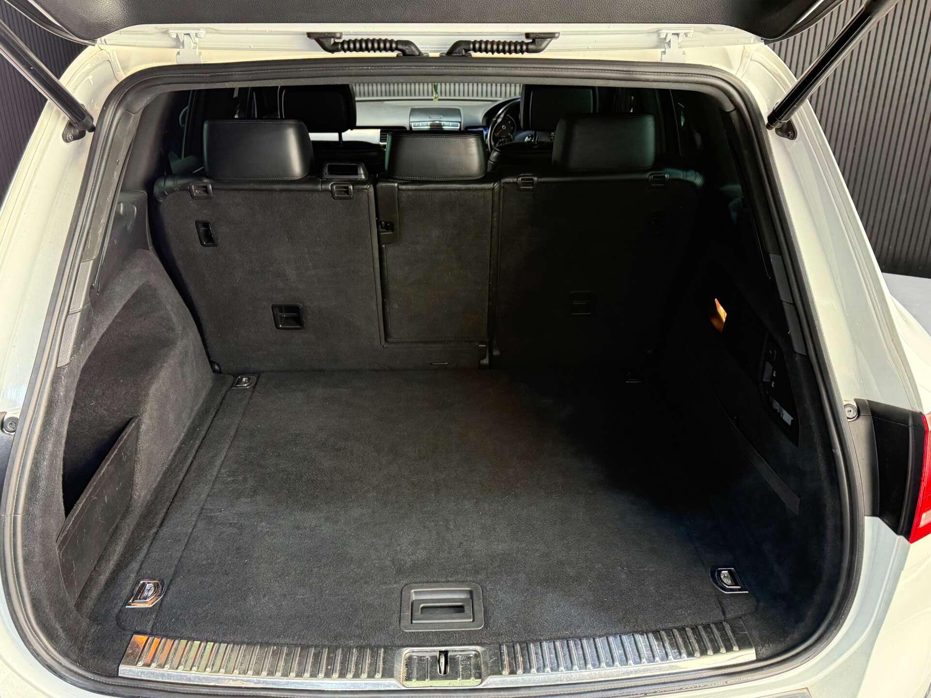 Volkswagen Touareg view 17