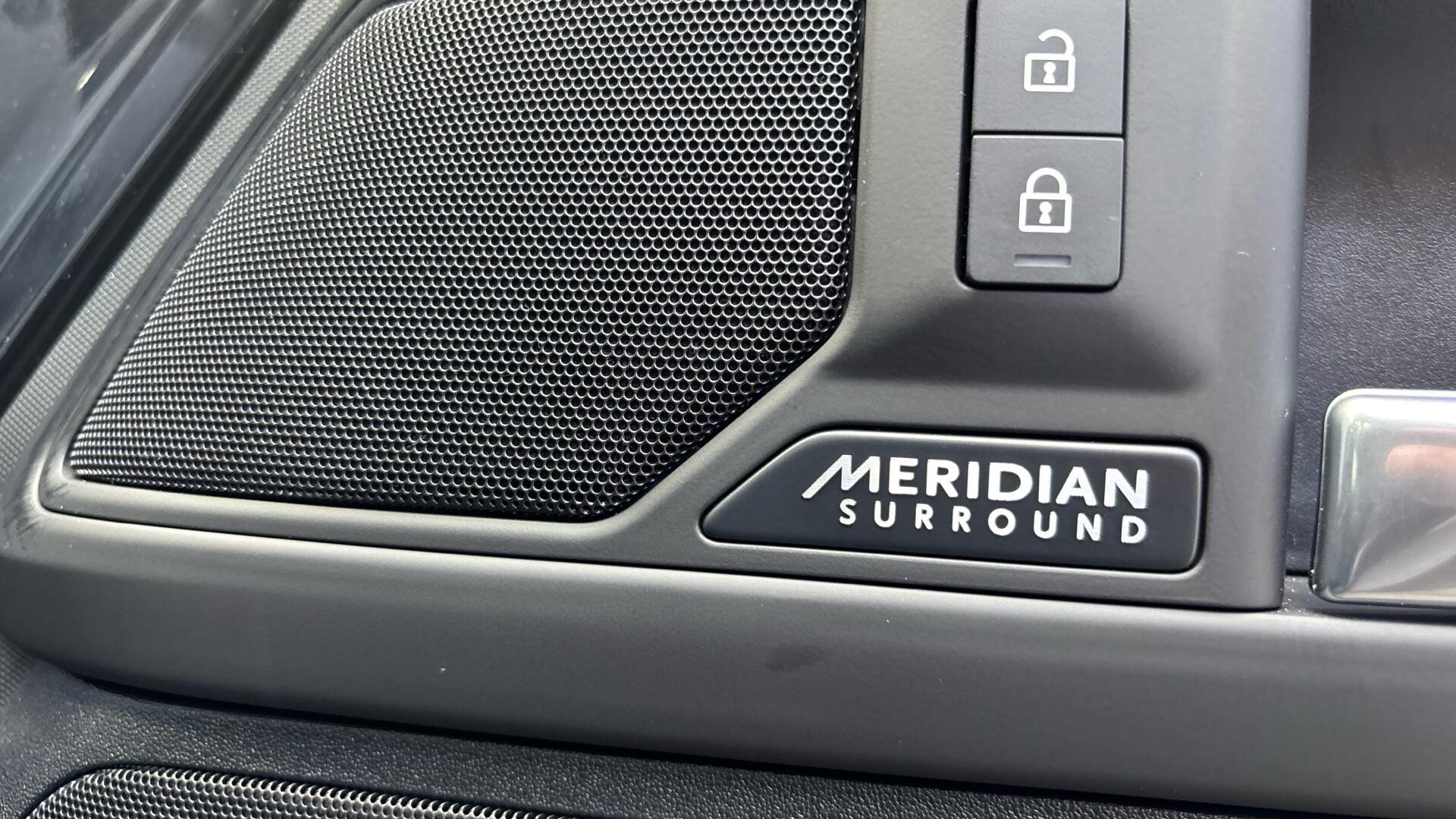 Land Rover Defender view 36