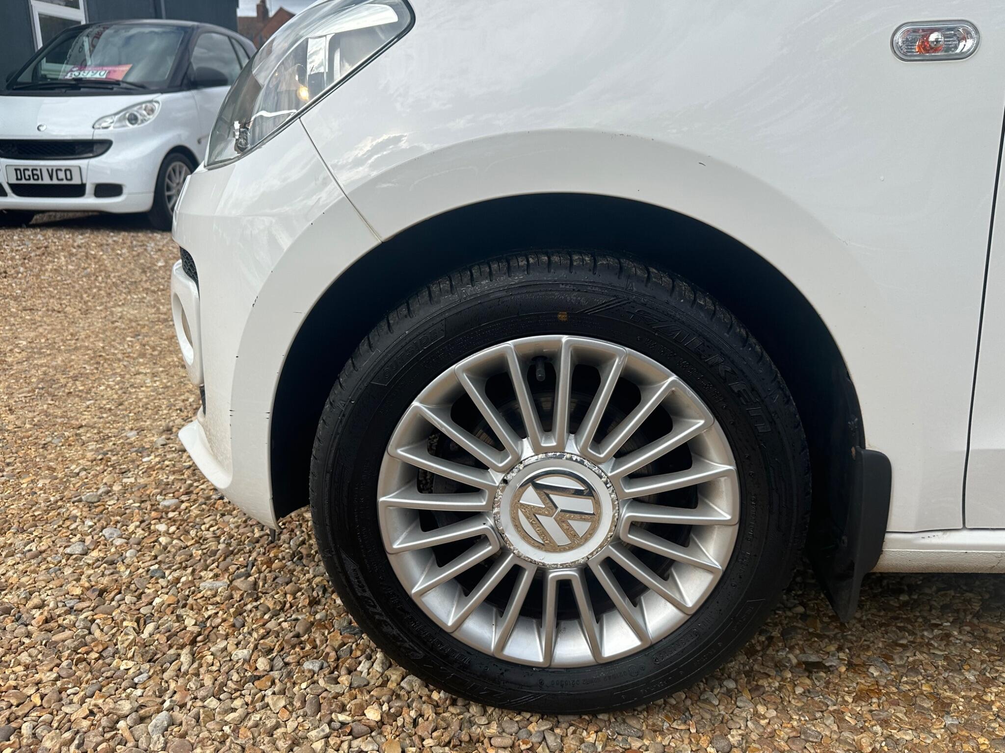 Volkswagen up! view 26
