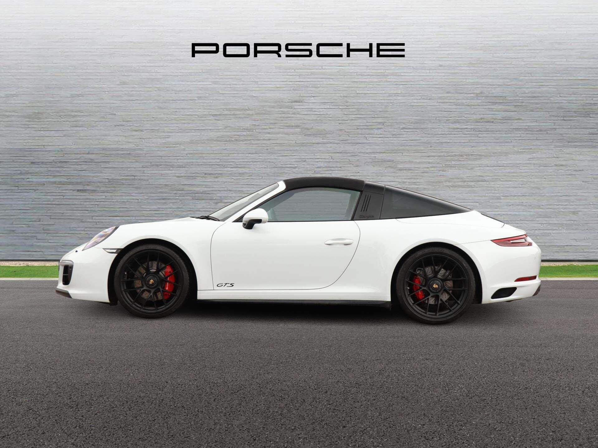 Porsche 911 view 6