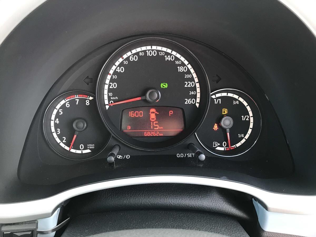Volkswagen Beetle view 17