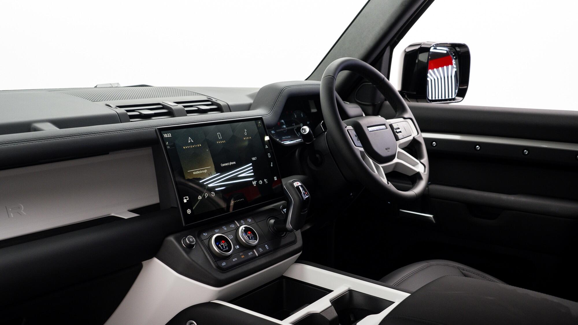 Land Rover Defender 90 view 15