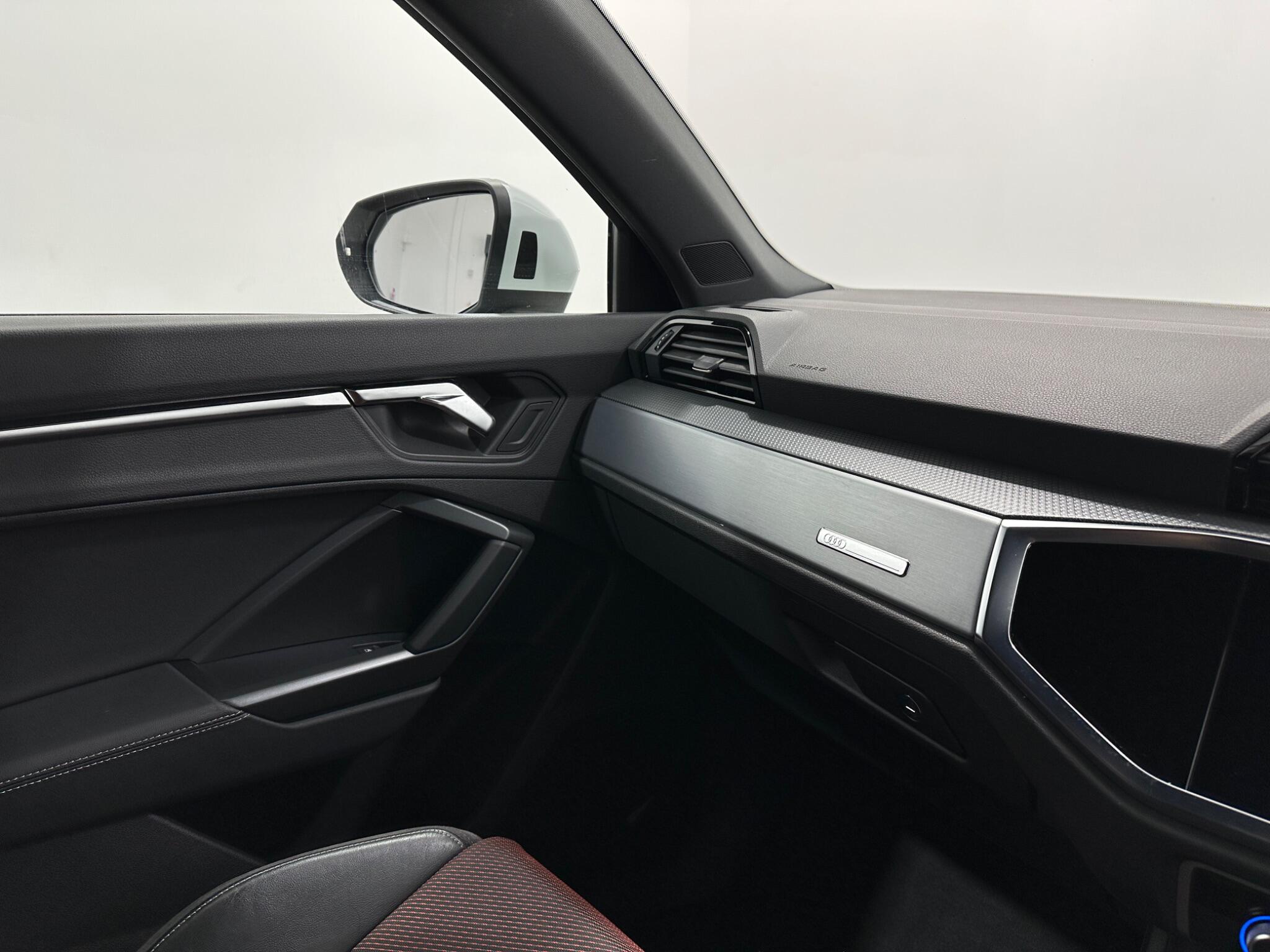 Audi Q3 view 26