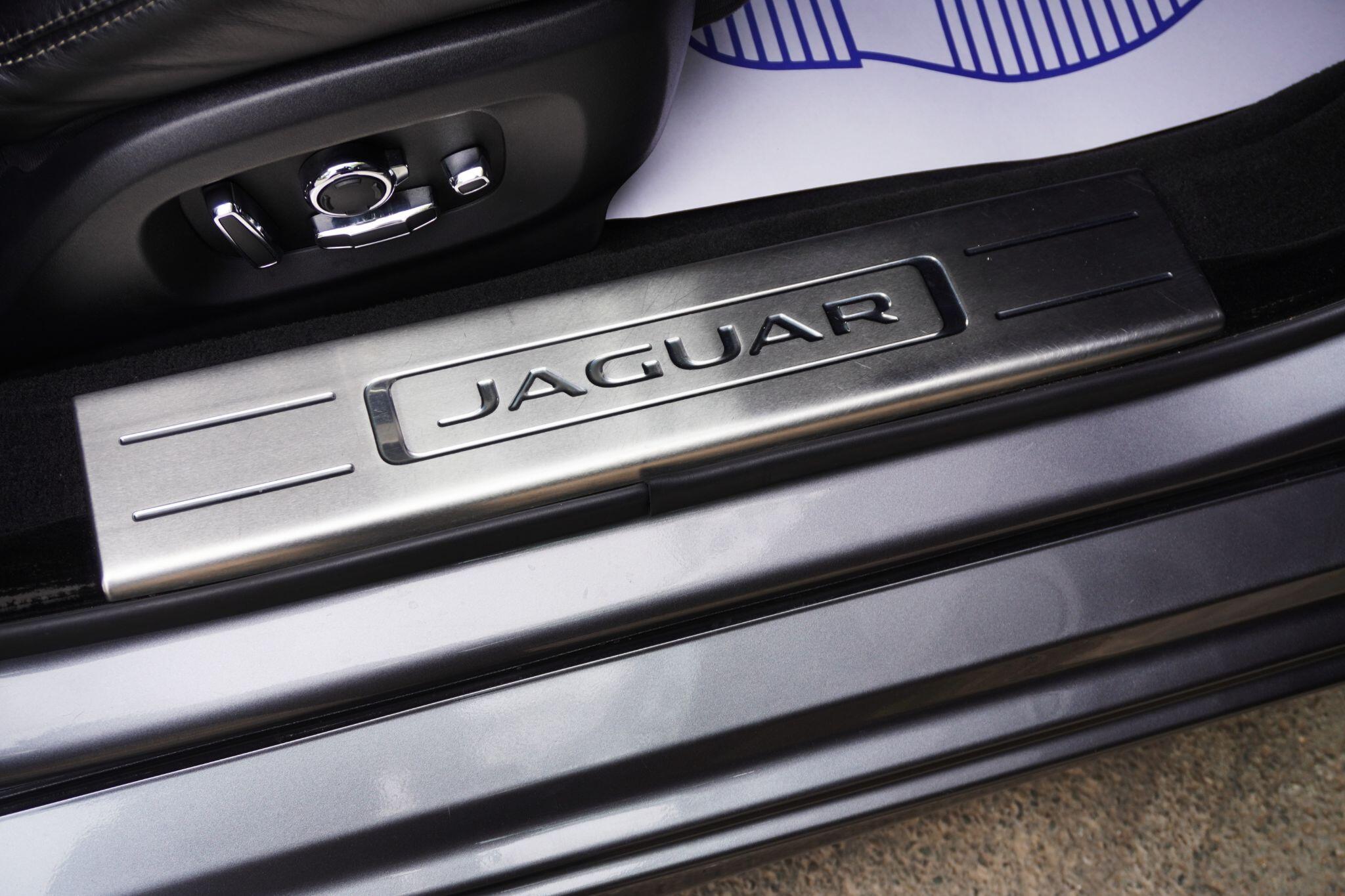 Jaguar XJ view 15