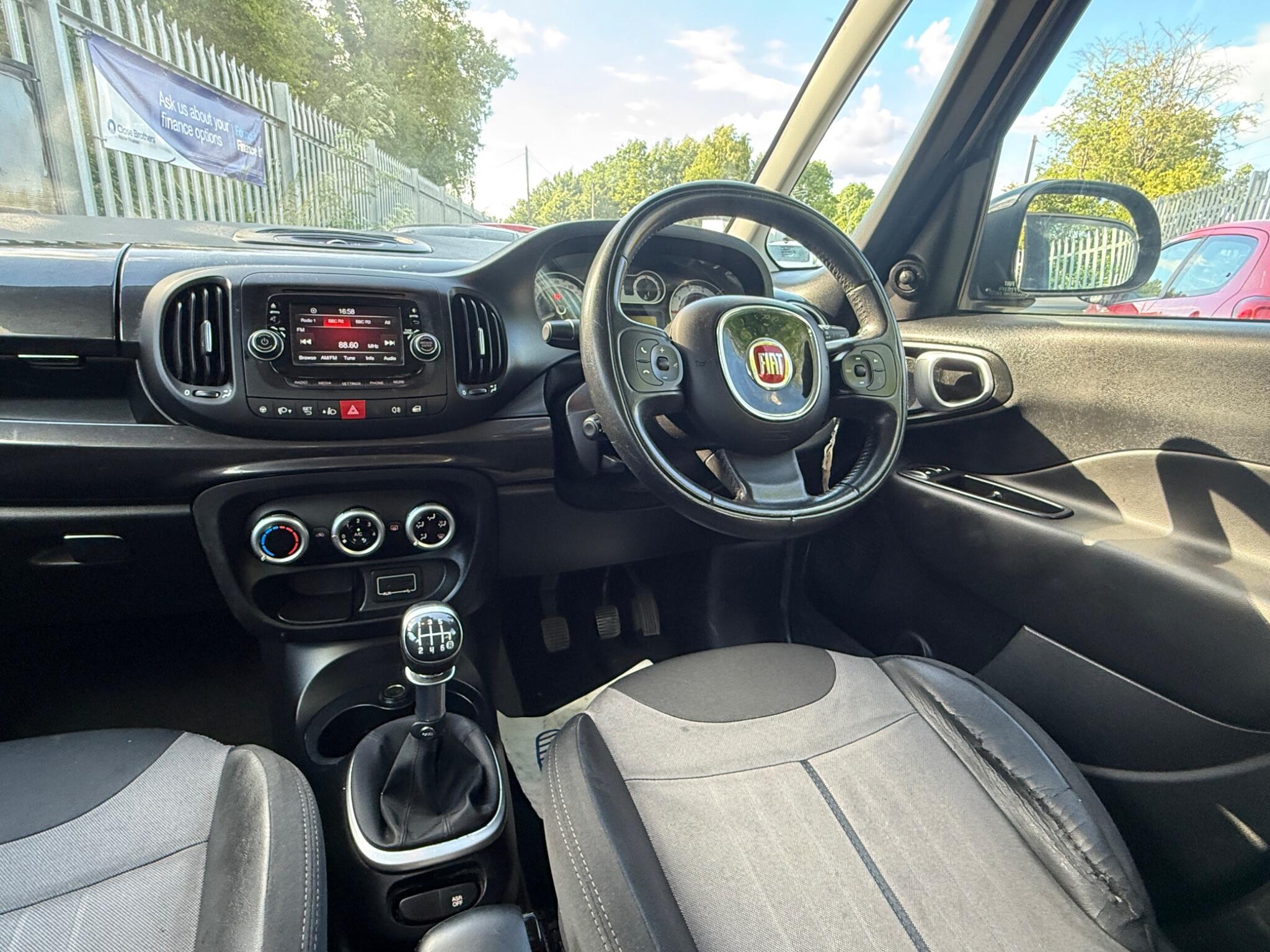 2015 Fiat 500L image 17
