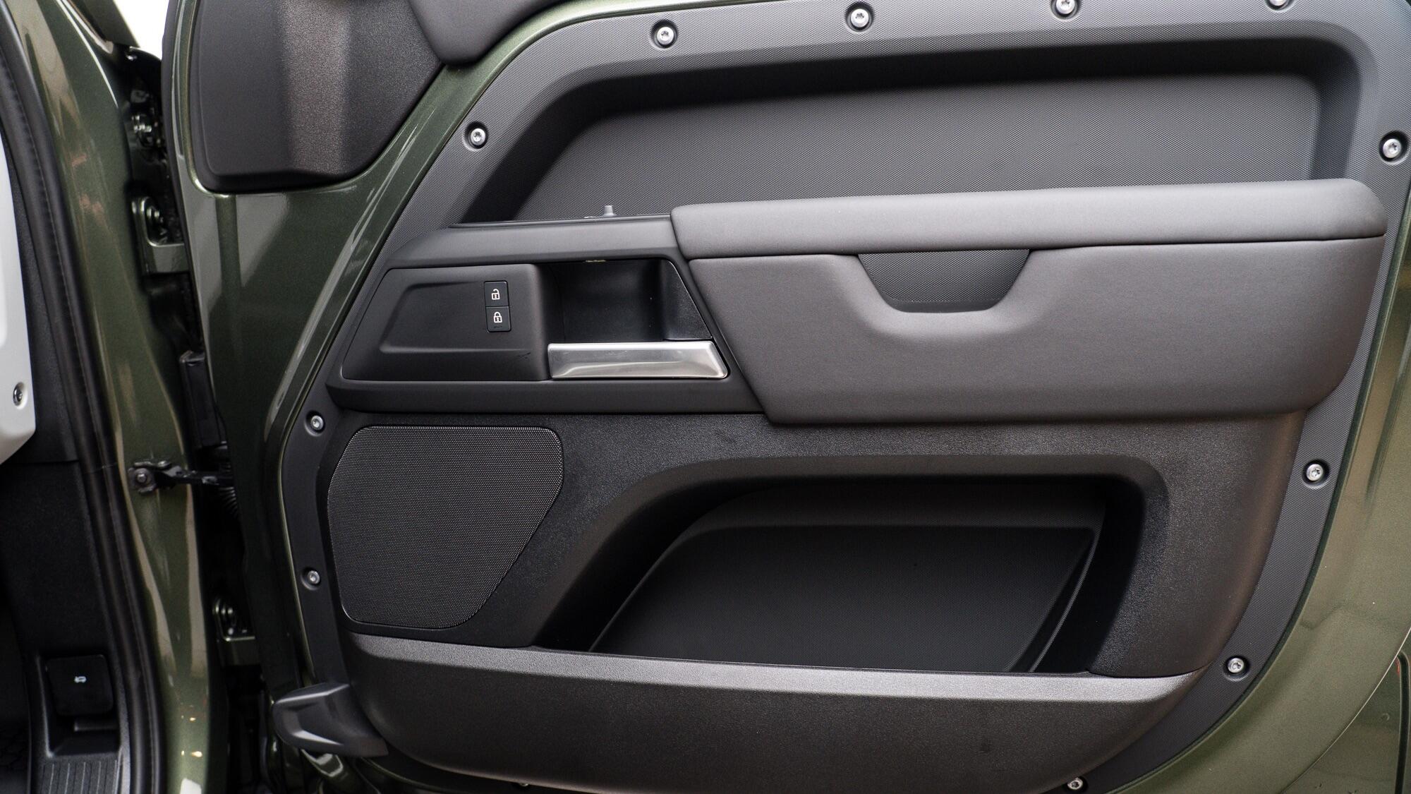 Land Rover Defender 110 view 30