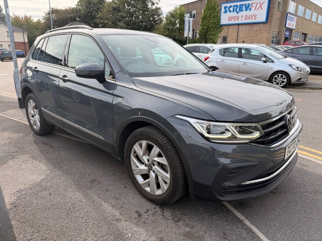 Volkswagen Tiguan view 3