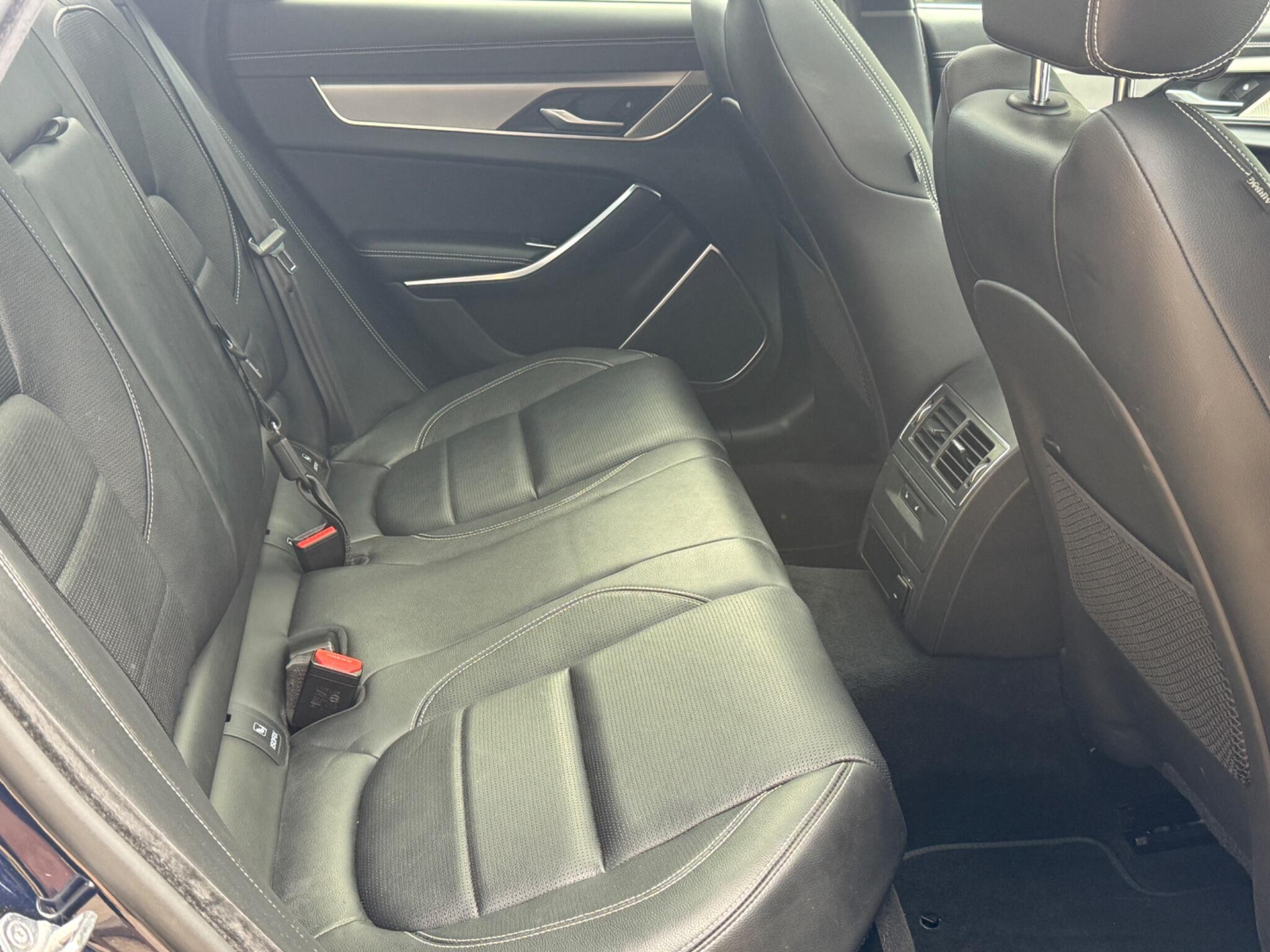 Jaguar XF view 32