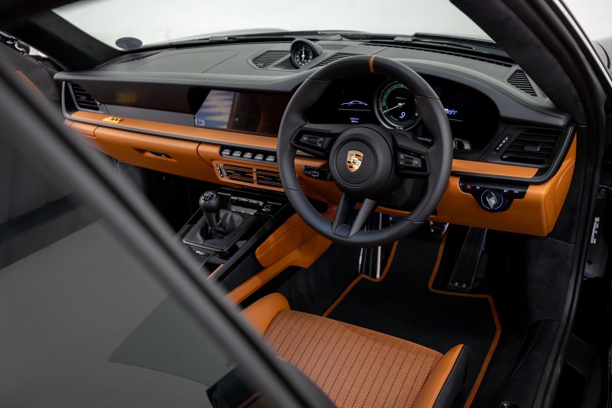 Porsche 911 view 34
