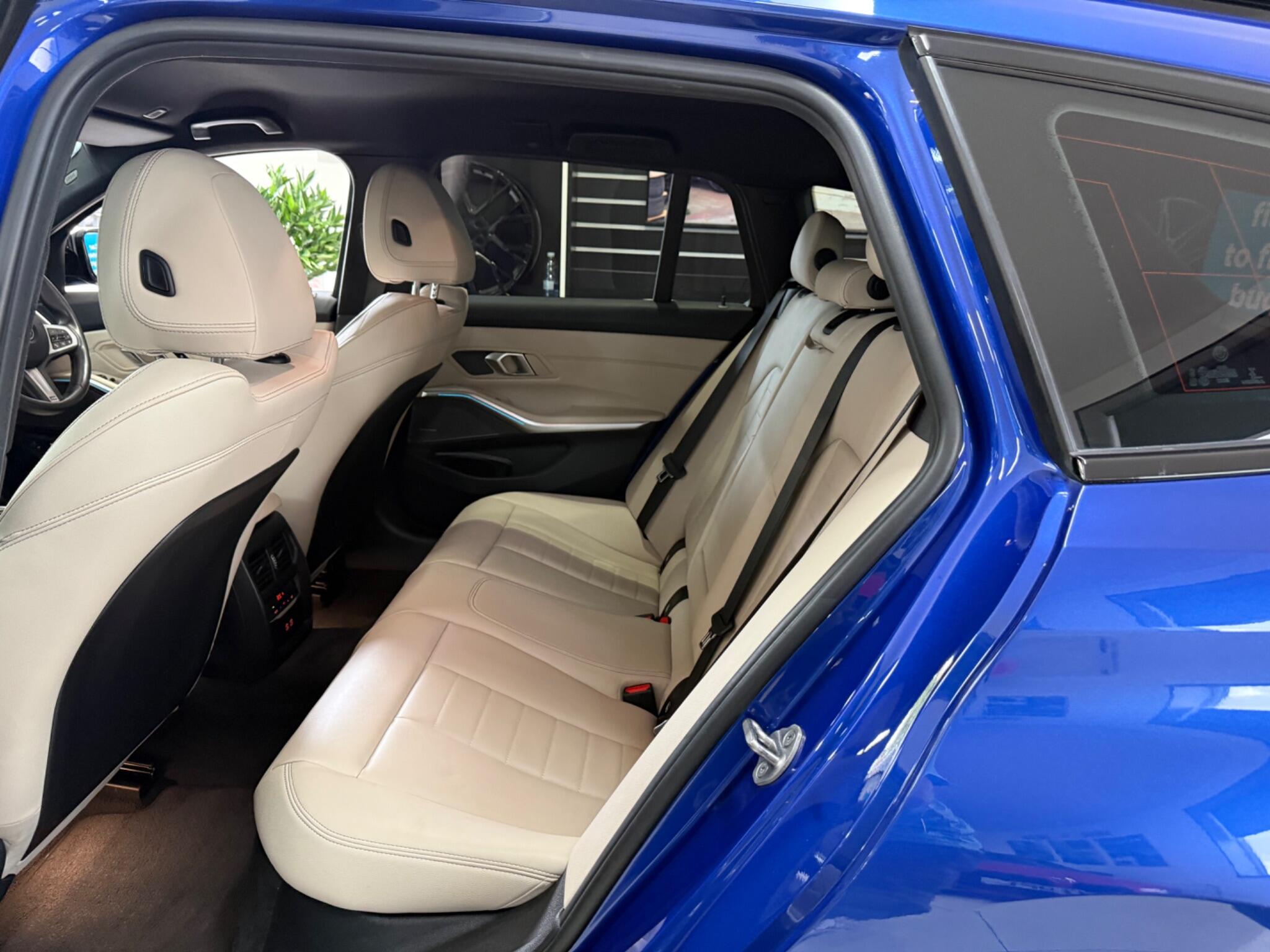 BMW 3 Series view 44