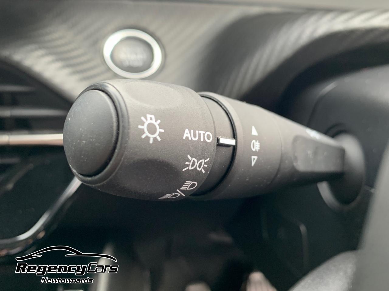 Peugeot 208 view 18