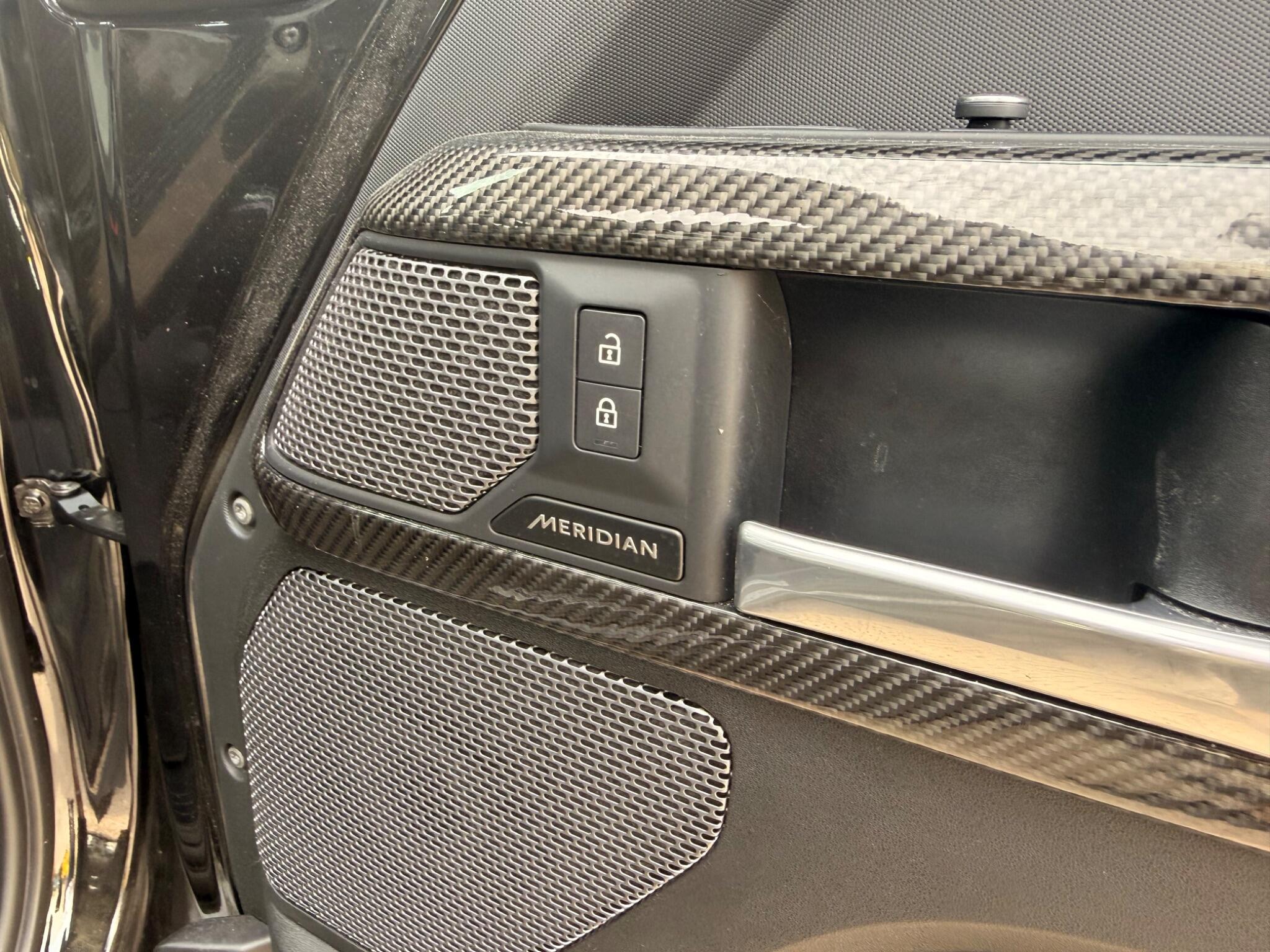 Land Rover Defender view 24