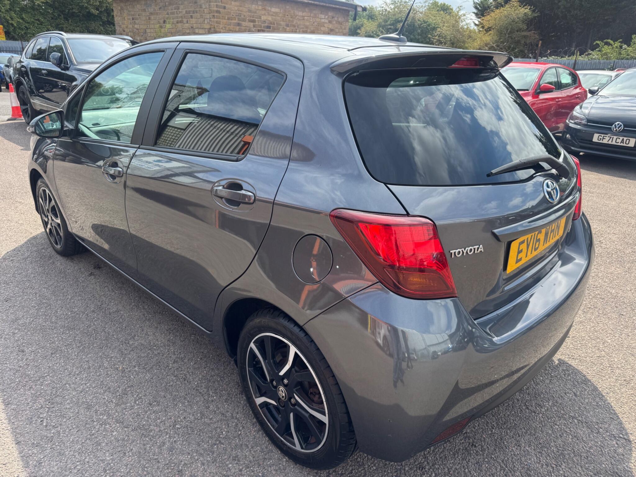 Toyota Yaris view 3