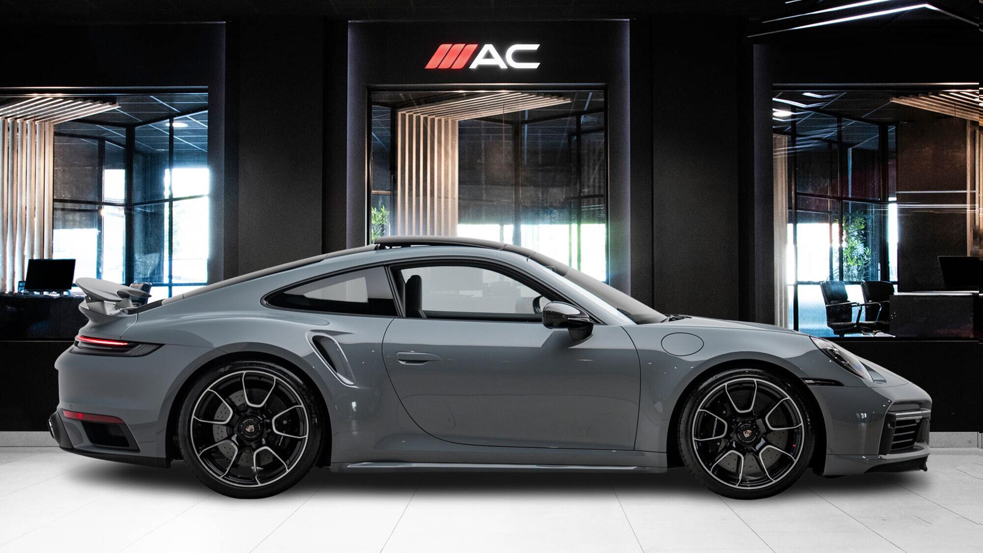 Porsche 911 view 3