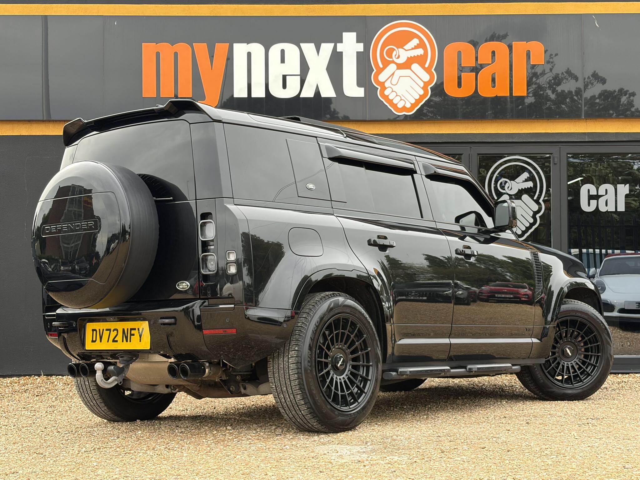 Land Rover Defender 110 view 12