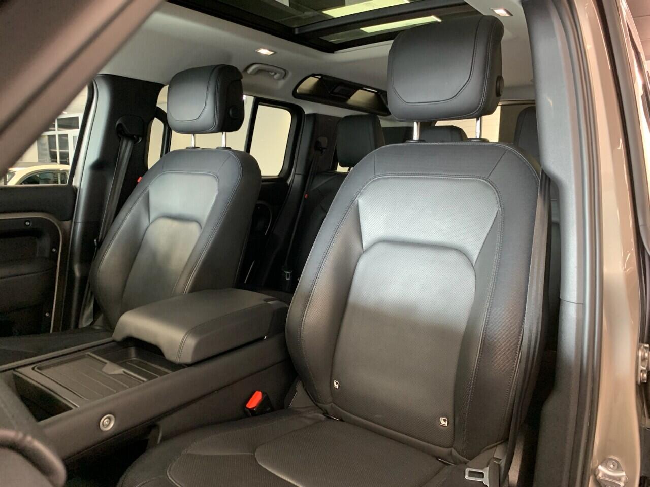 Land Rover Defender 110 view 35