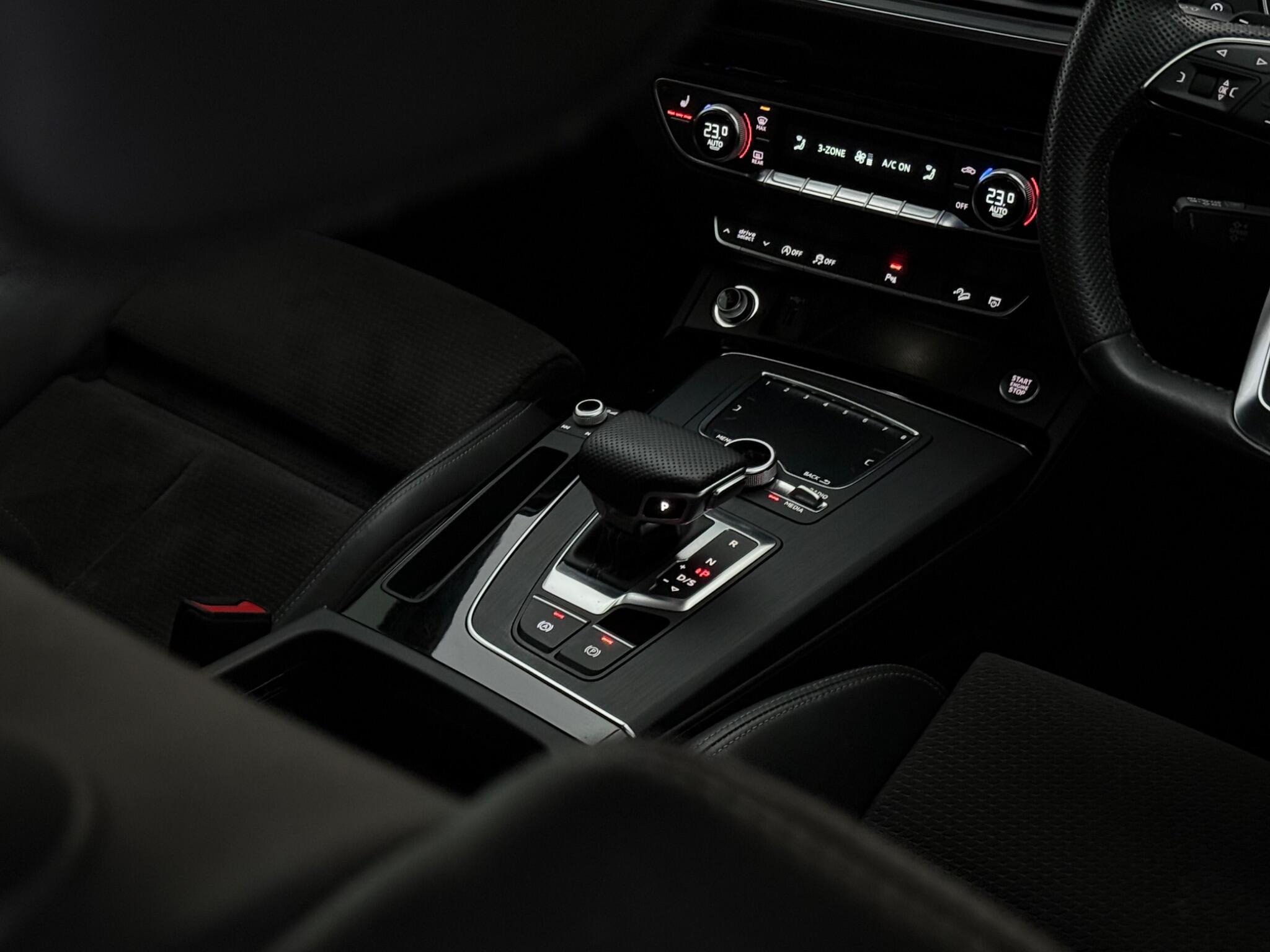 Audi Q5 view 25