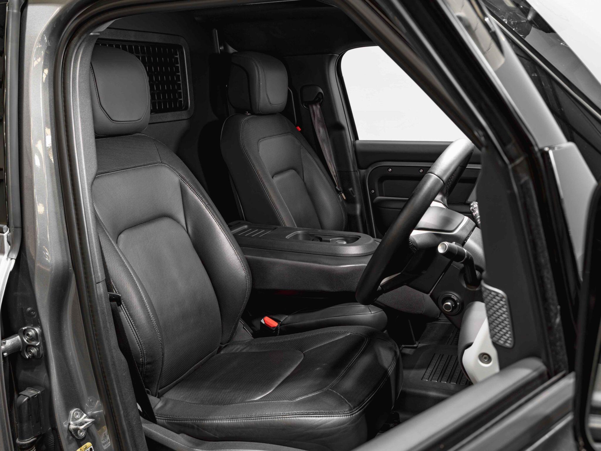 Land Rover Defender 110 view 19