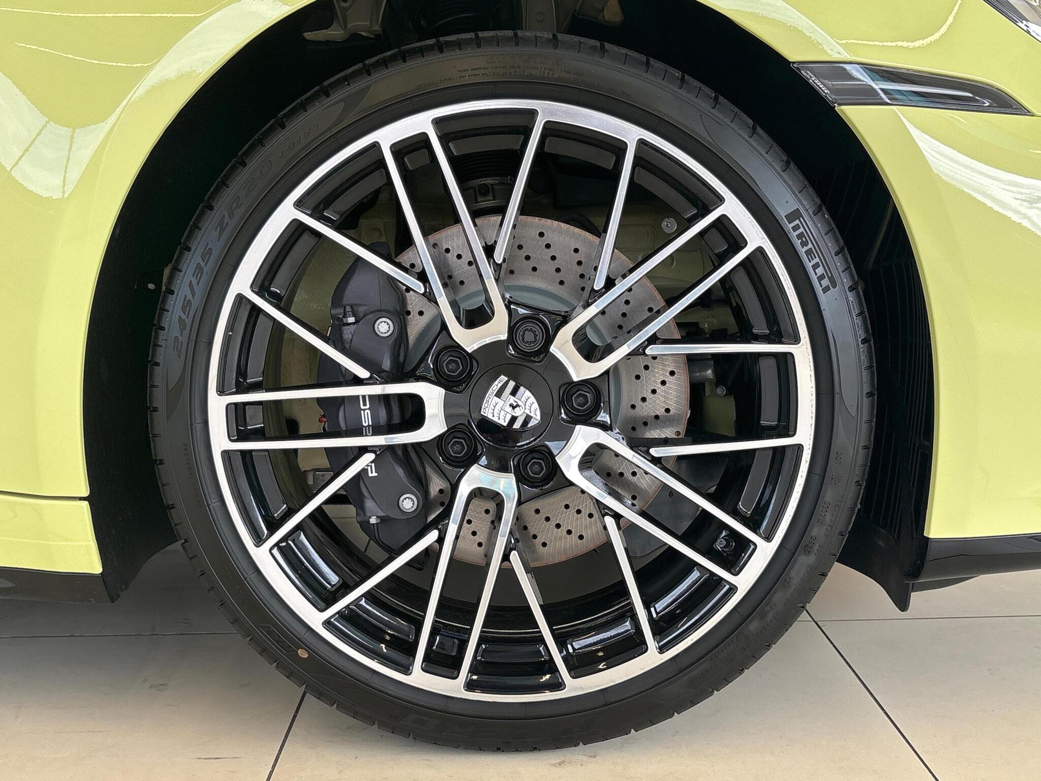 Porsche 911 view 32