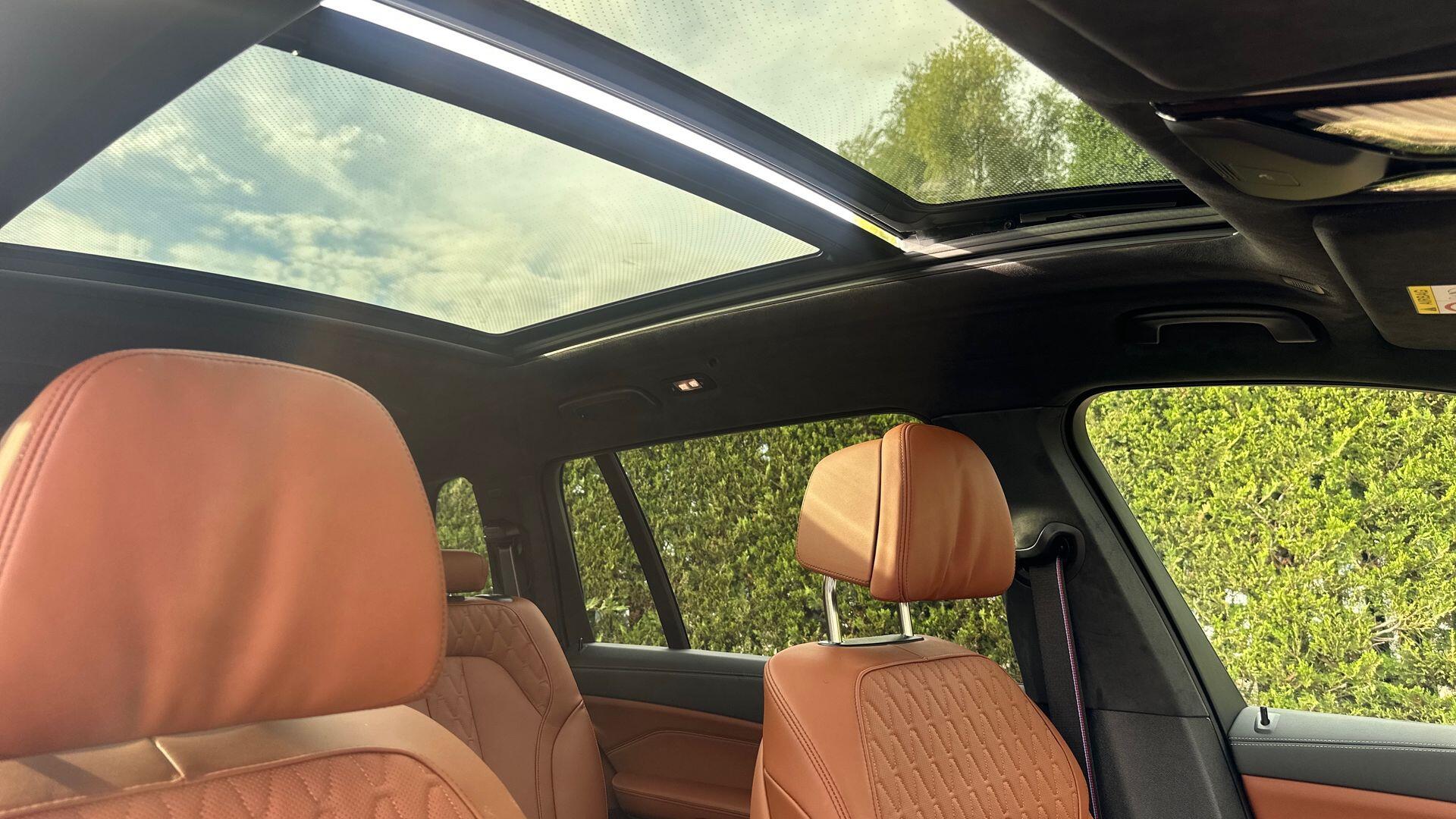 BMW X7 view 26