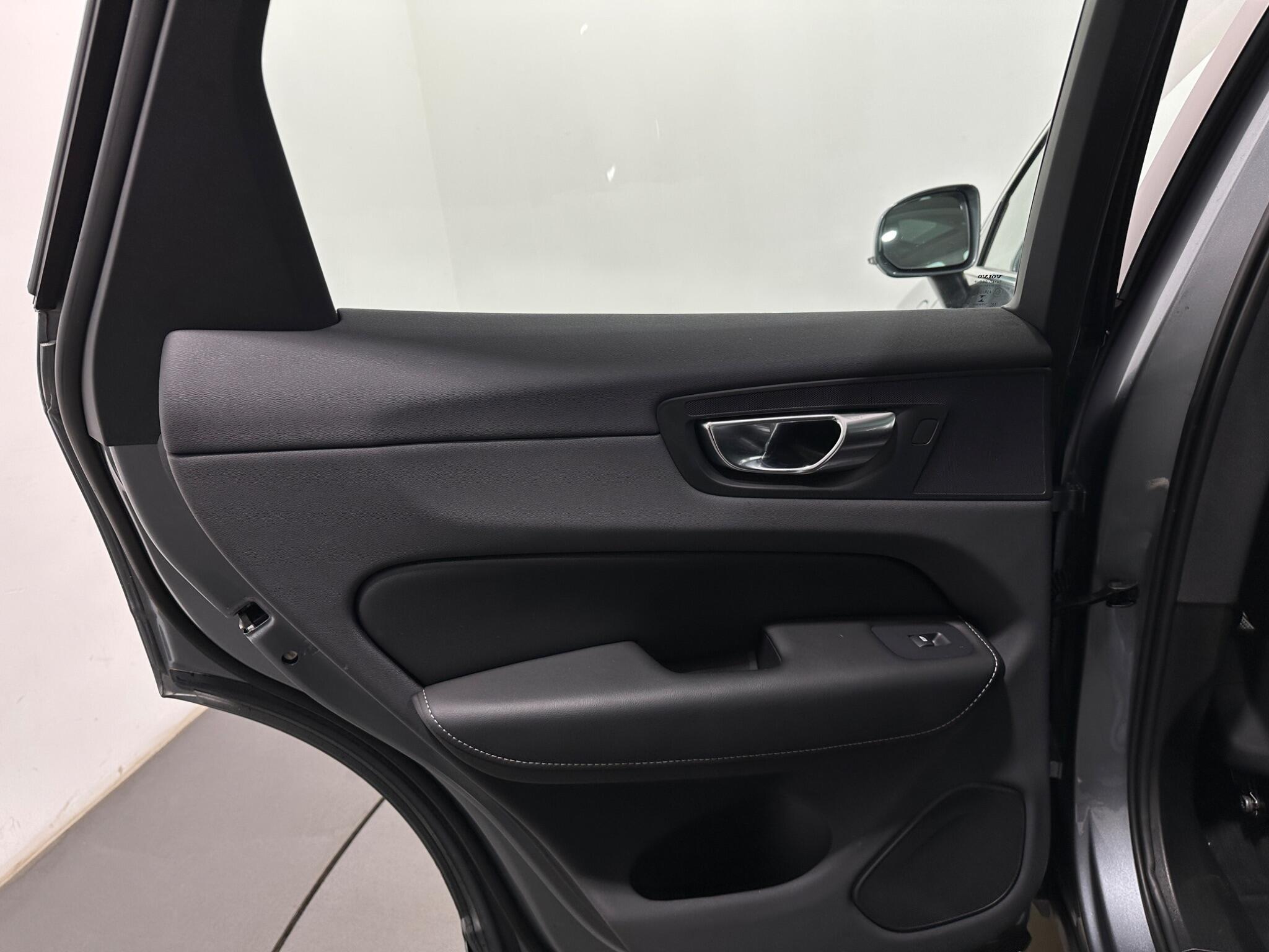 Volvo XC60 view 40