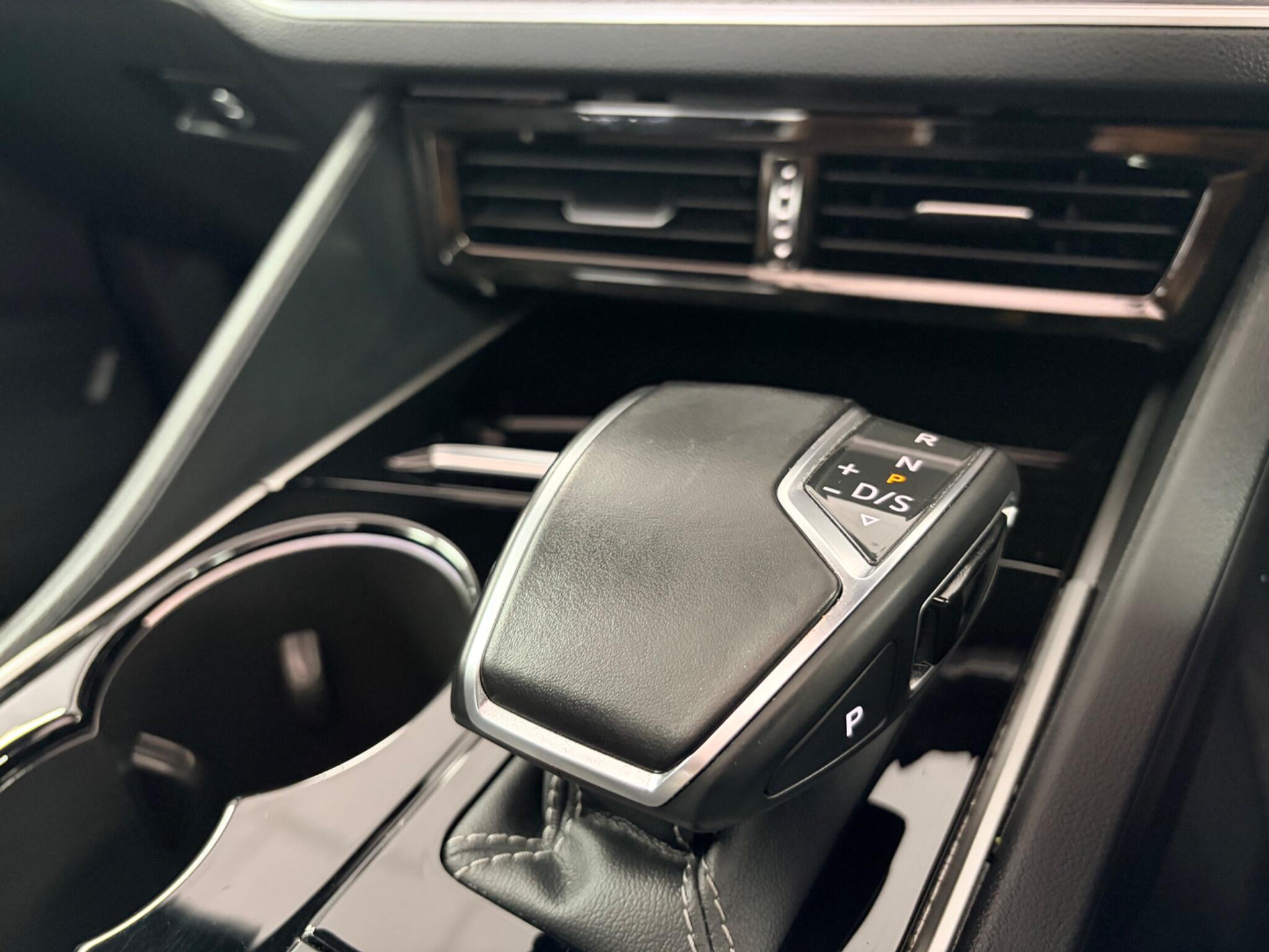 Volkswagen Touareg view 7