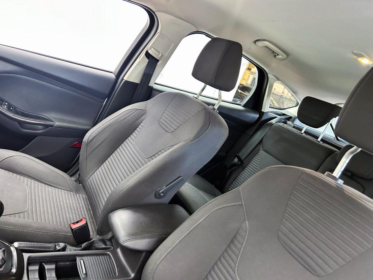 Ford Focus view 13