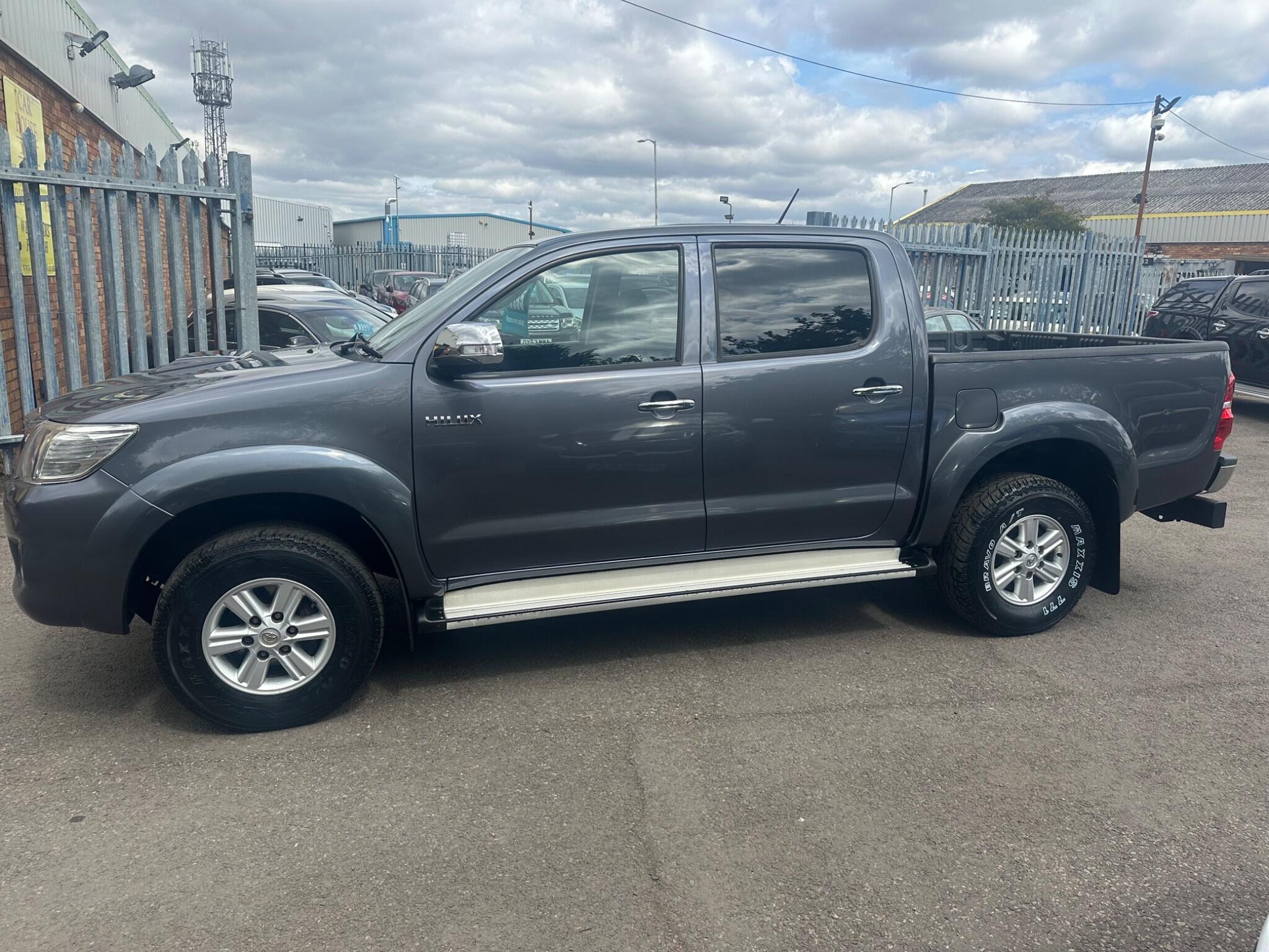 Toyota Hilux view 4