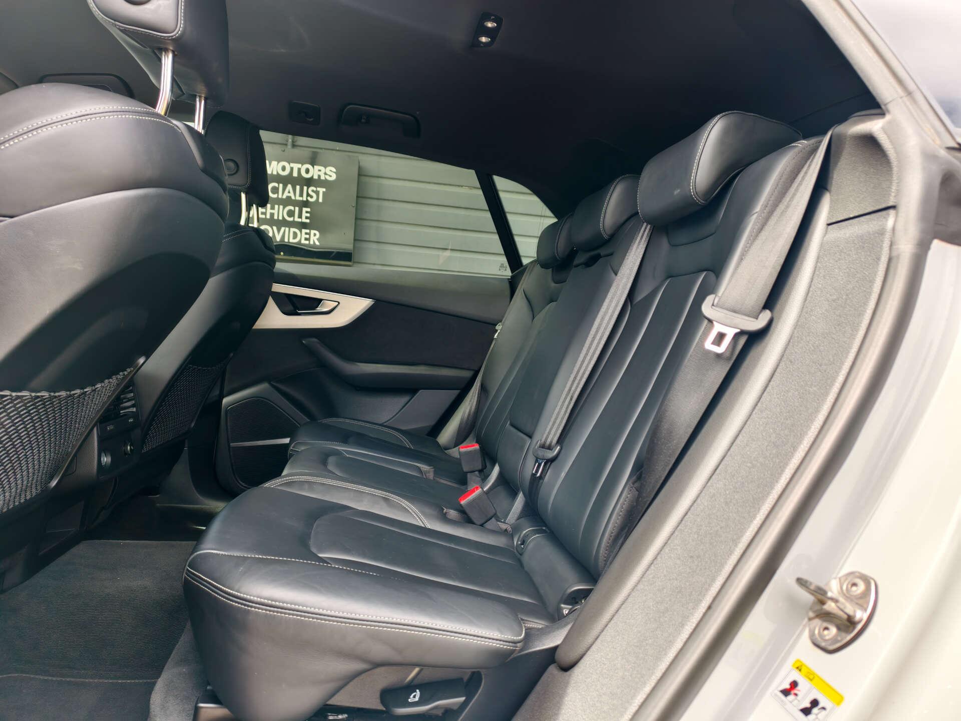 Audi Q8 view 30