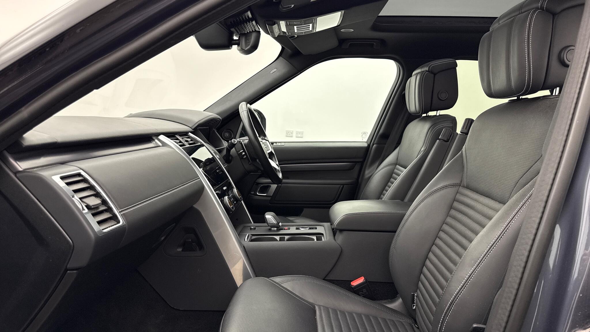 Land Rover Discovery view 3