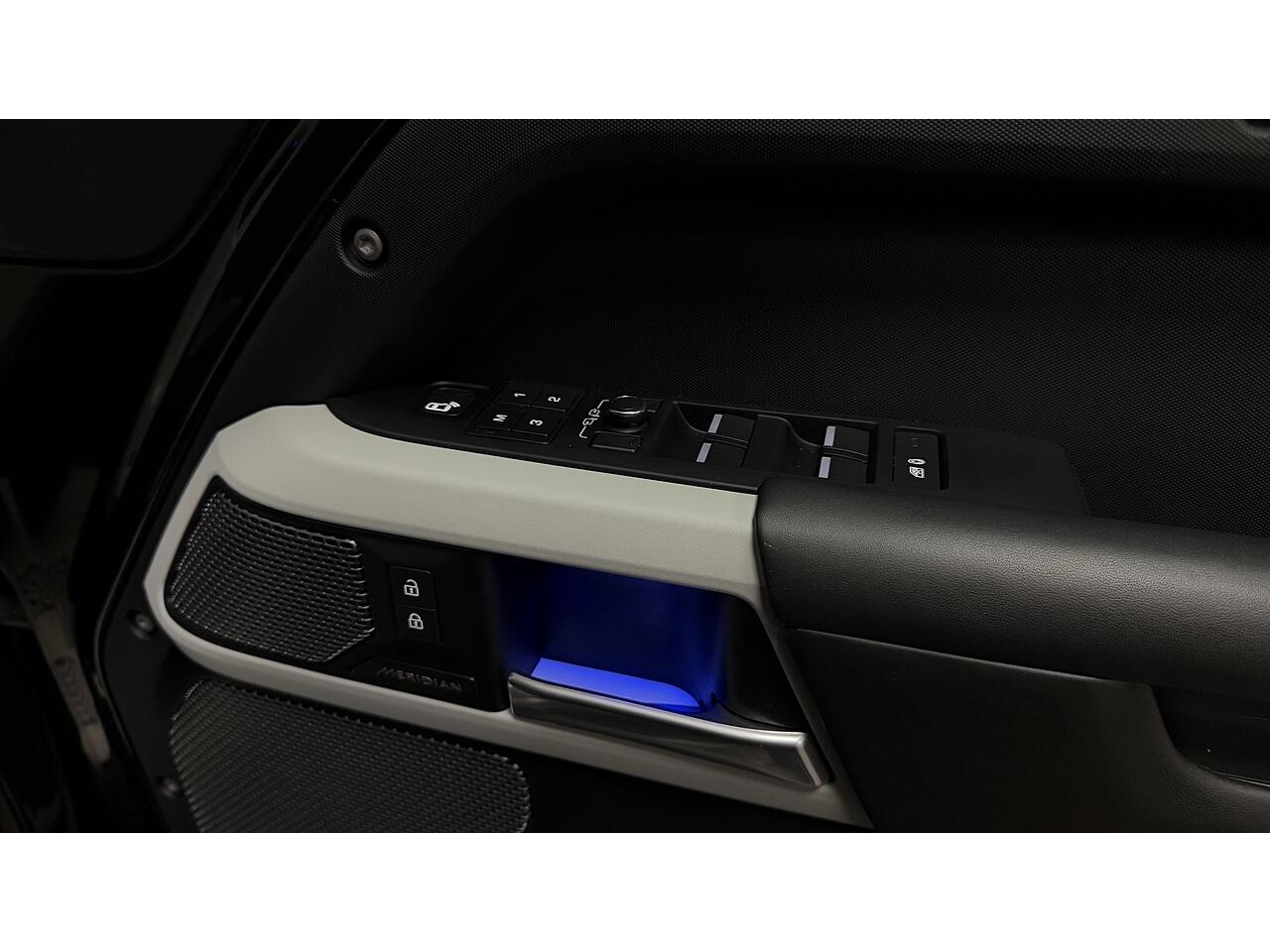 Land Rover Defender view 16