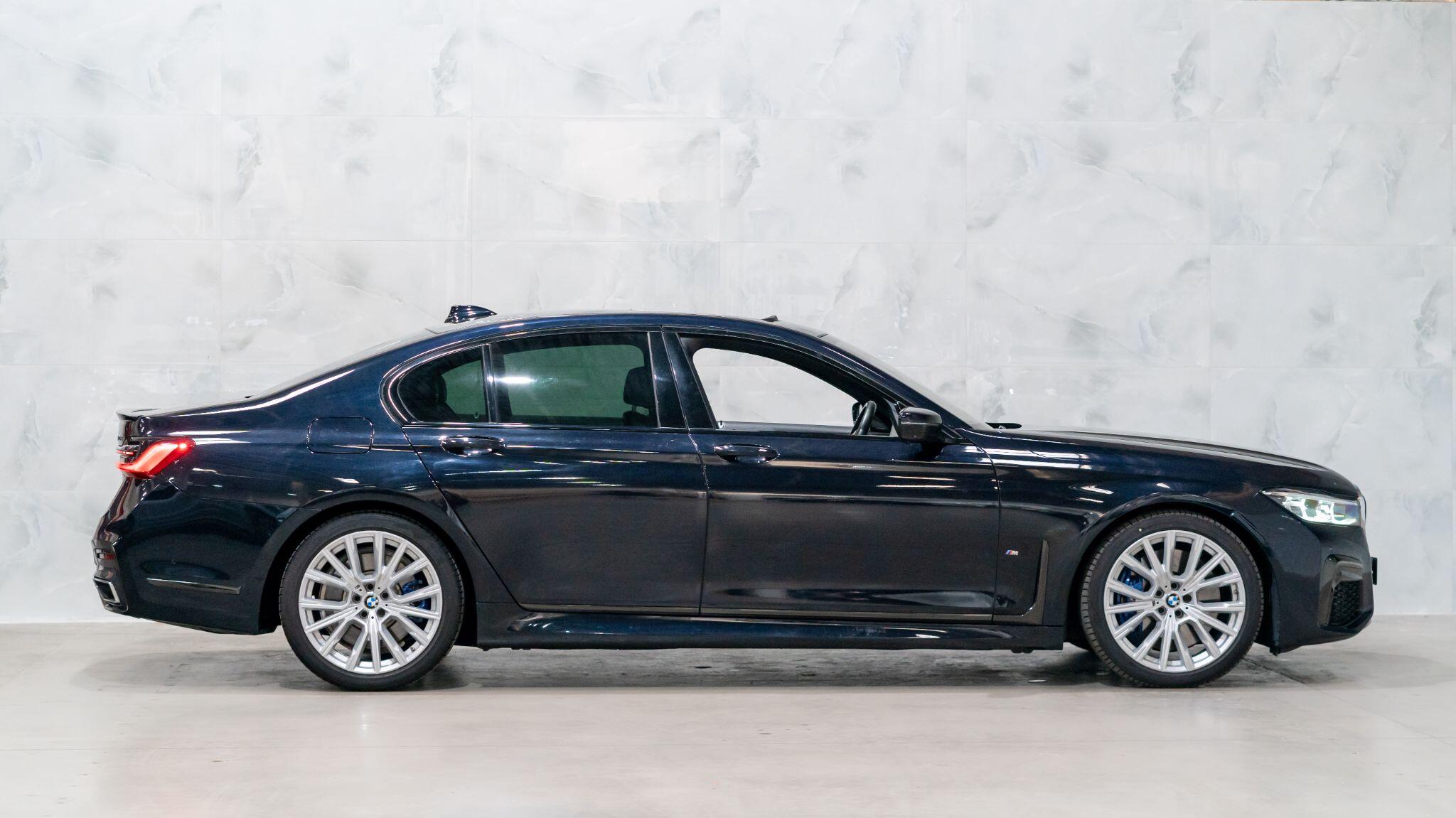 BMW 7 Series view 8