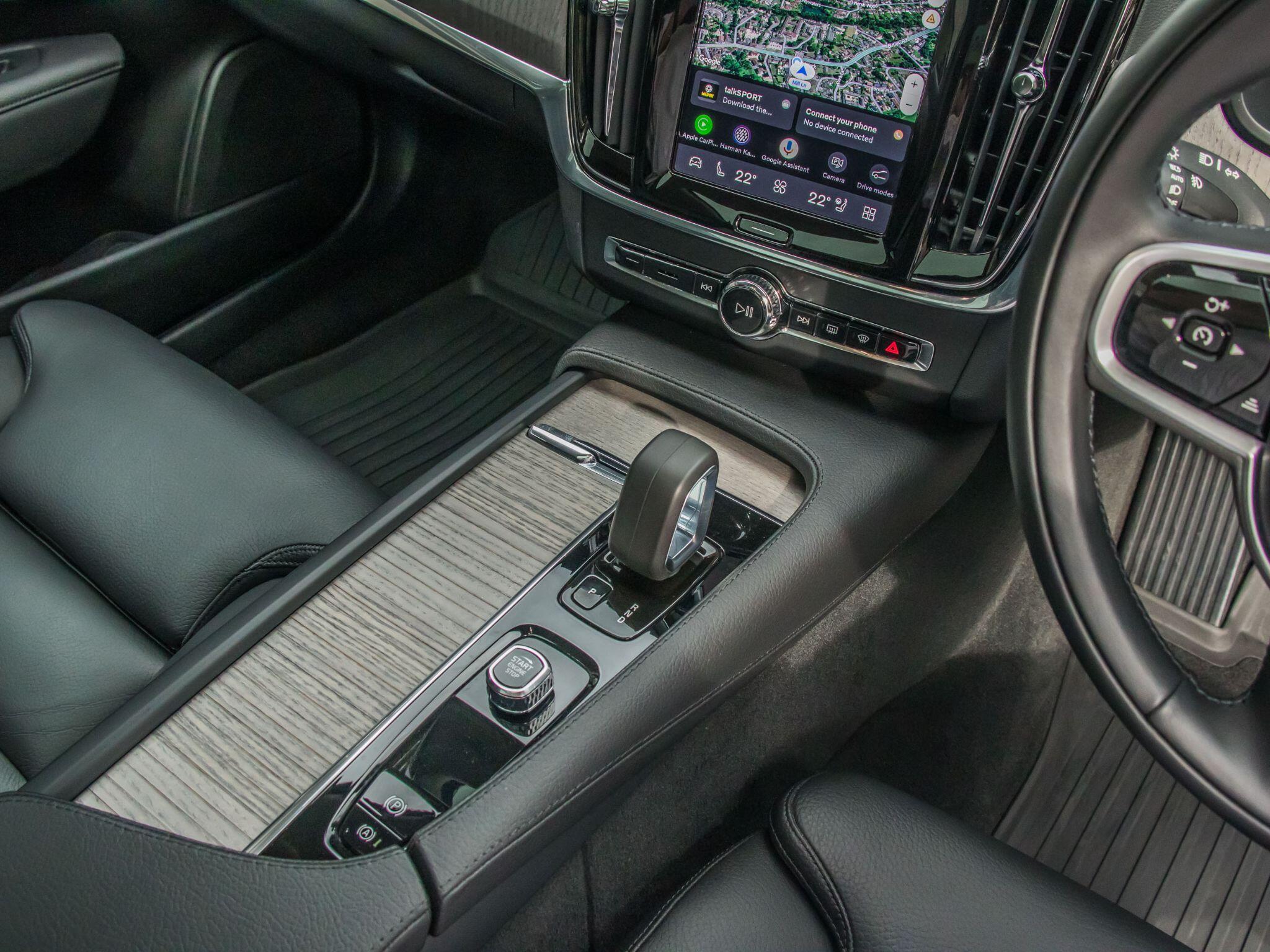 Volvo V90 Cross Country view 21