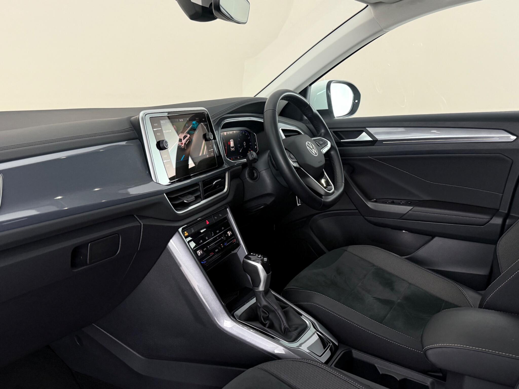 Volkswagen T-Roc view 4
