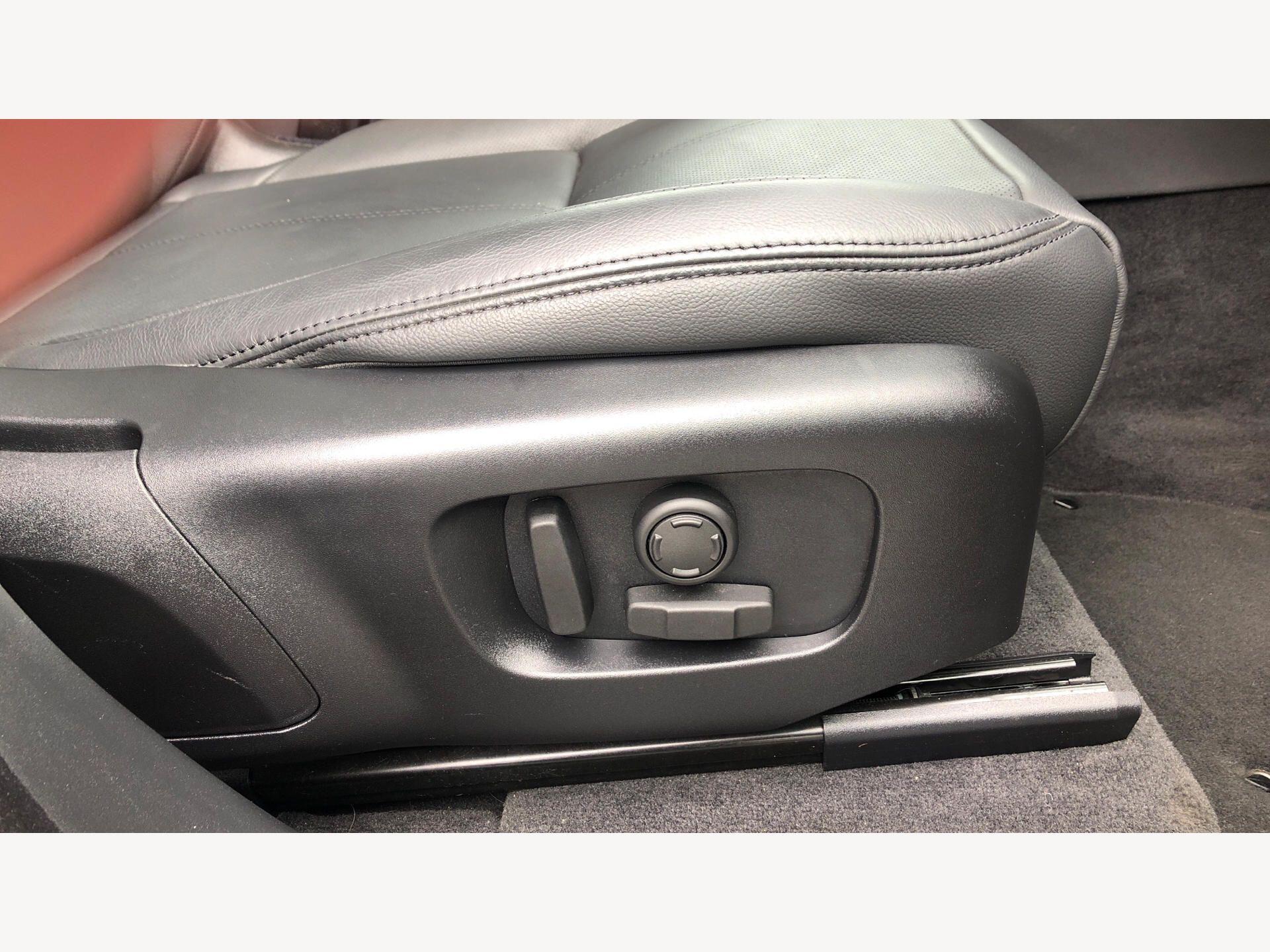 Land Rover Range Rover Velar view 24