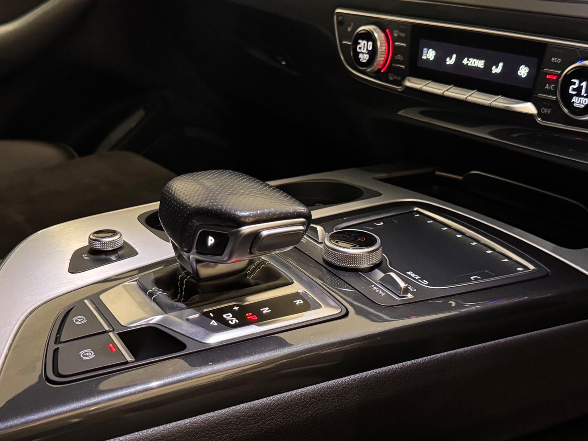 Audi Q7 view 16