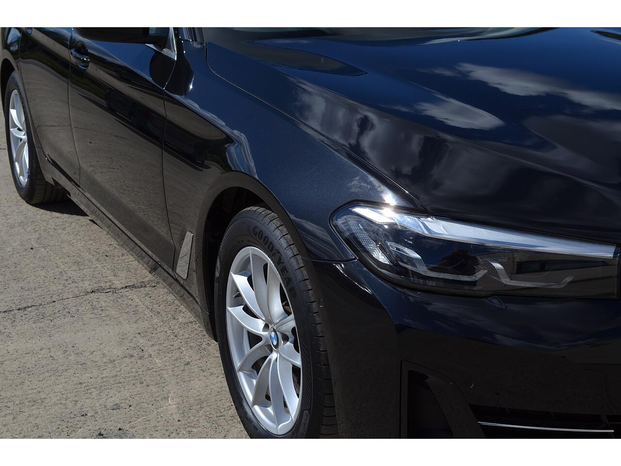 BMW 5 Series view 21