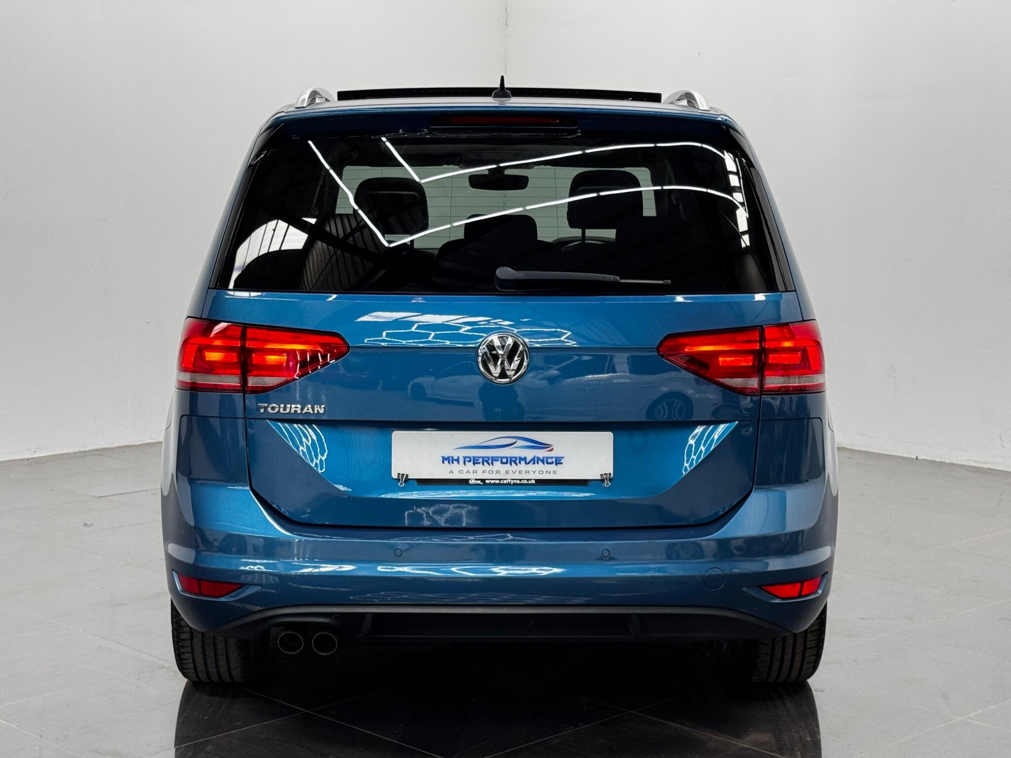 Volkswagen Touran view 4