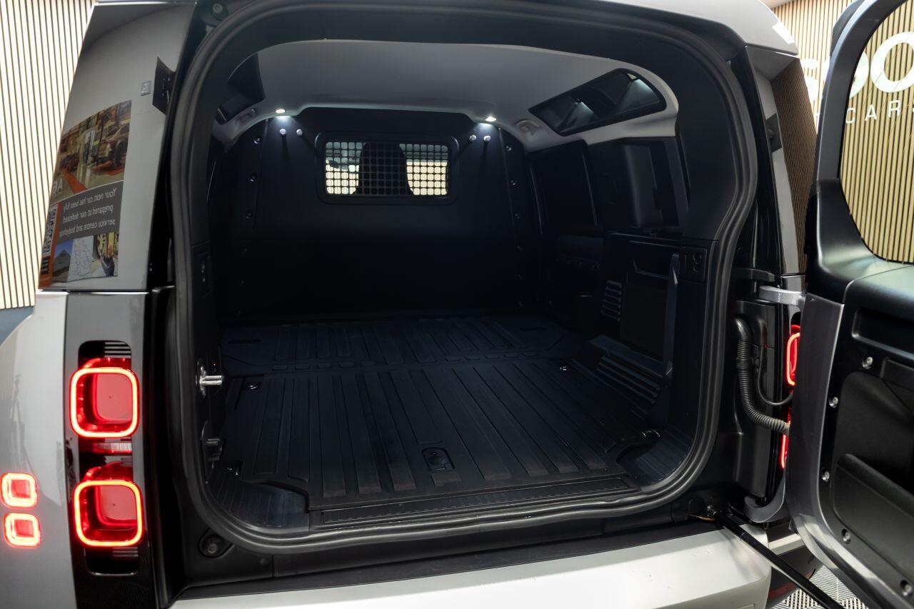 Land Rover Defender 110 view 14