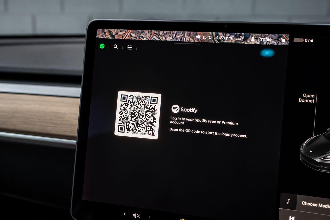 Tesla Model 3 view 34