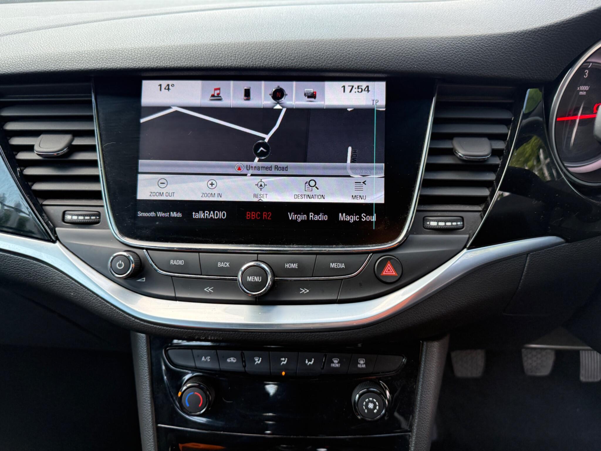 2017 Vauxhall Astra image 29