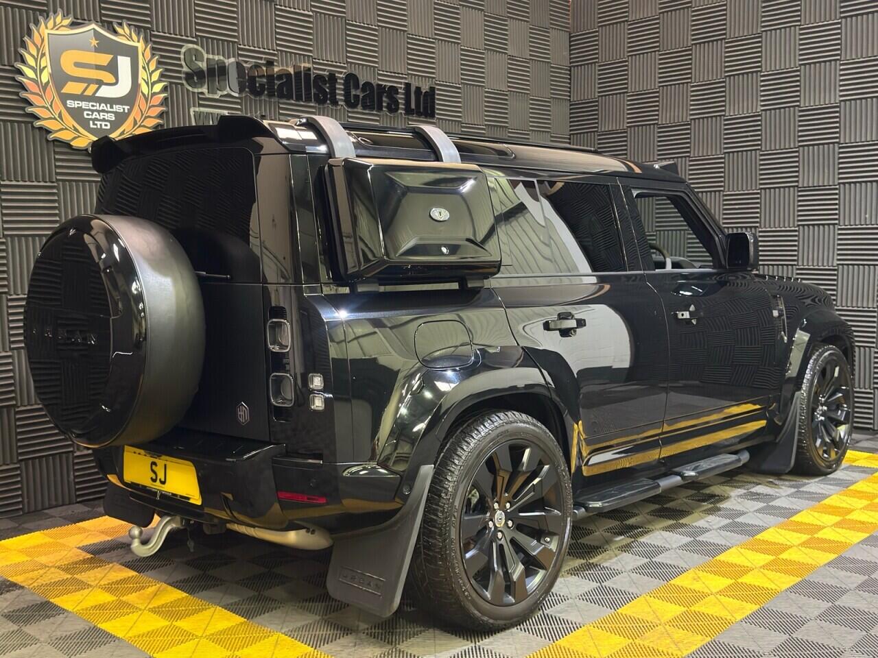 Land Rover Defender 110 view 10