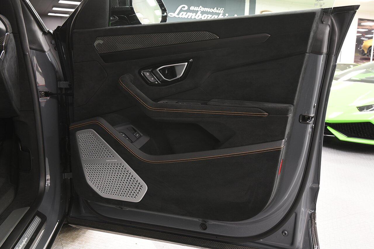 Lamborghini Urus view 28