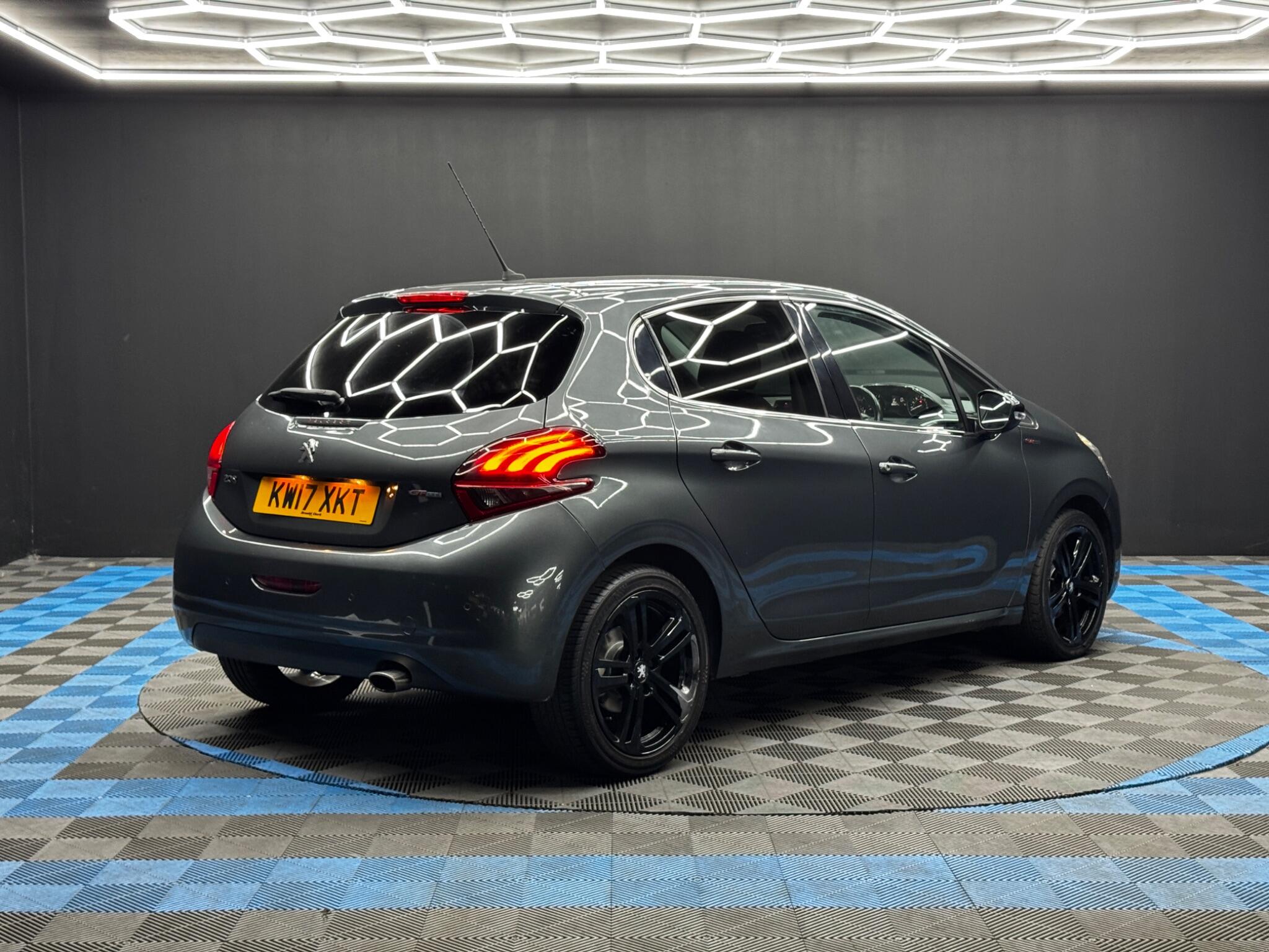 Peugeot 208 view 5
