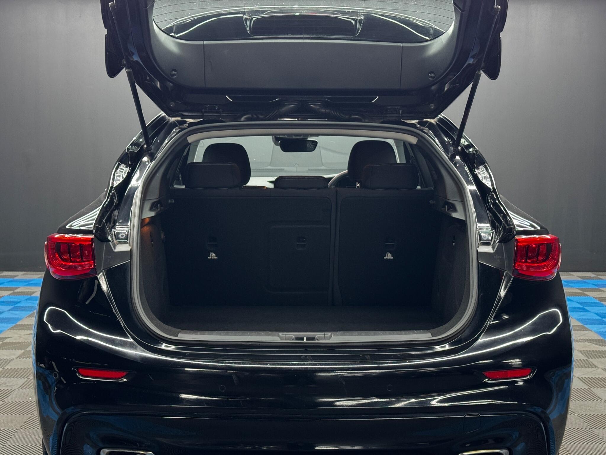 Infiniti Q30 view 38