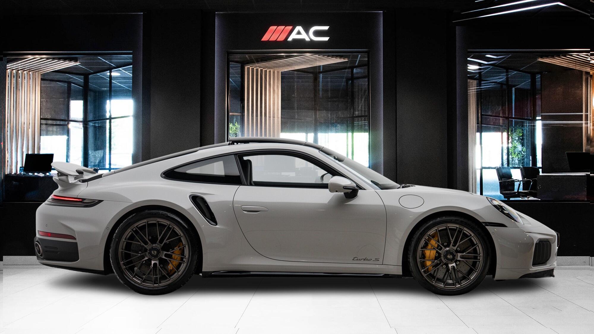 Porsche 911 view 6