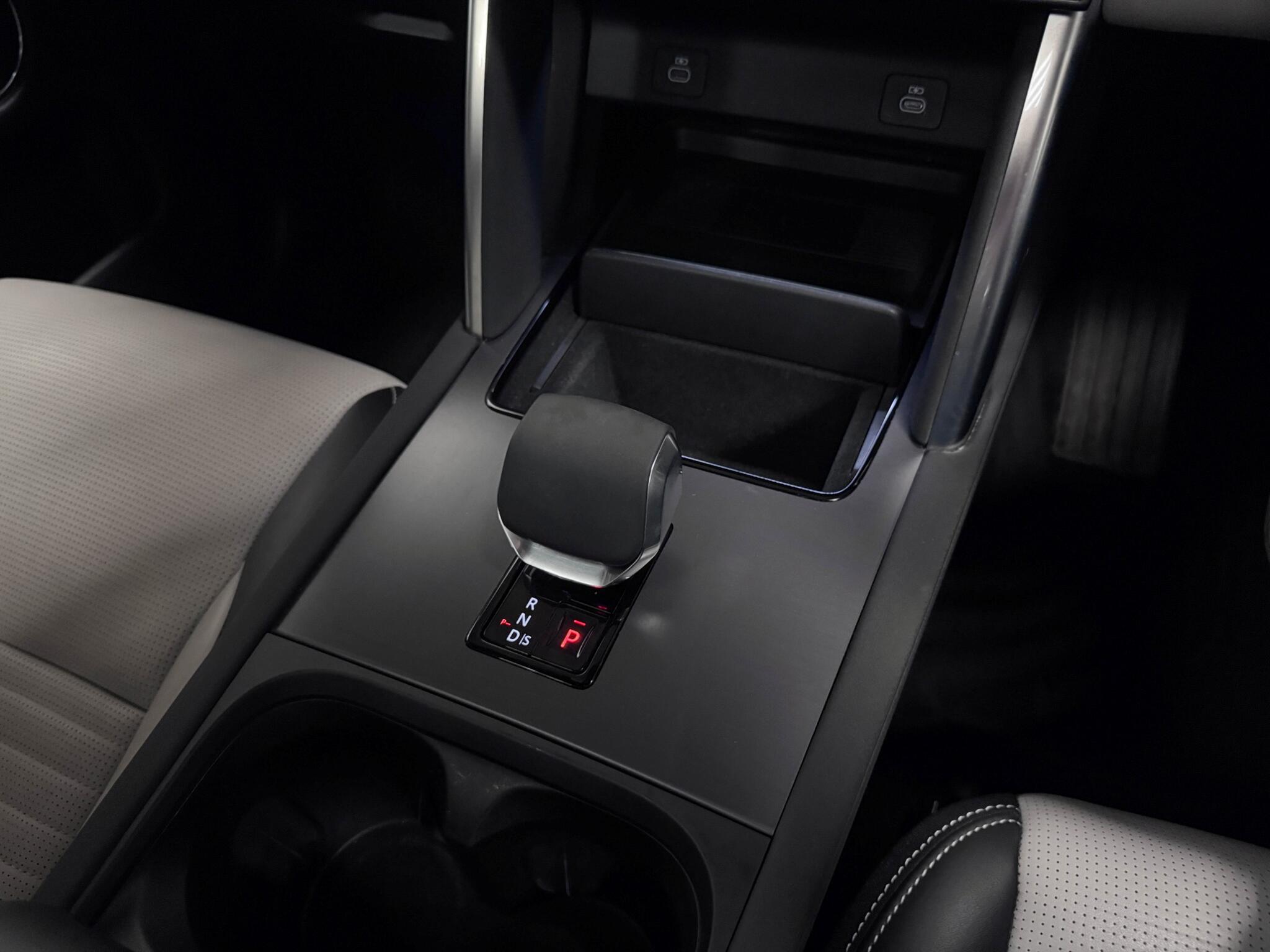 Land Rover Discovery Sport view 37