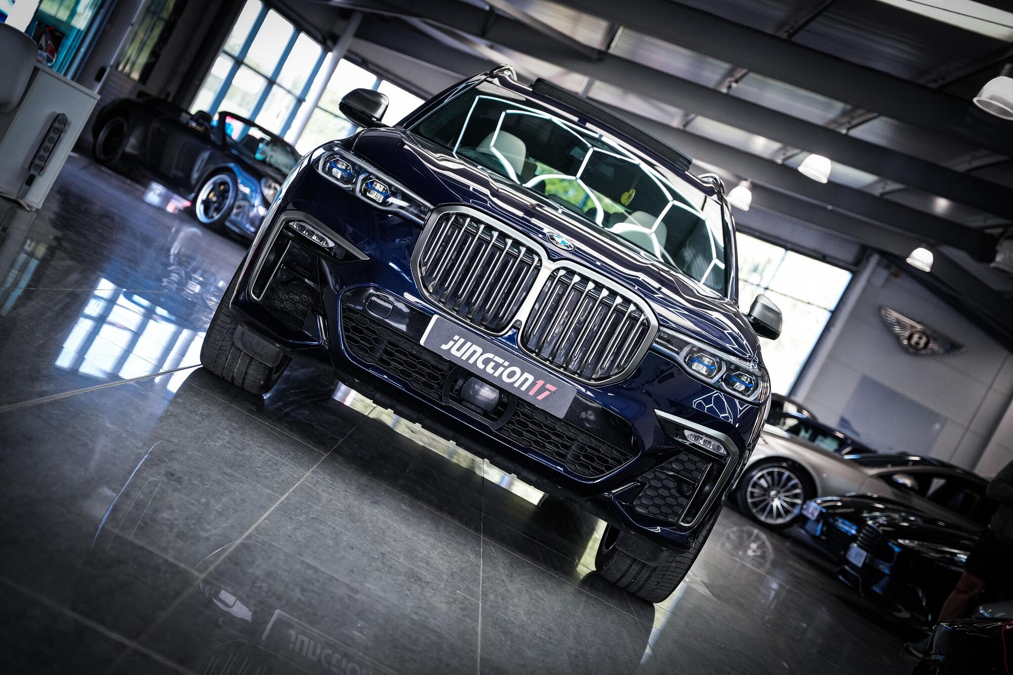 BMW X7 view 4