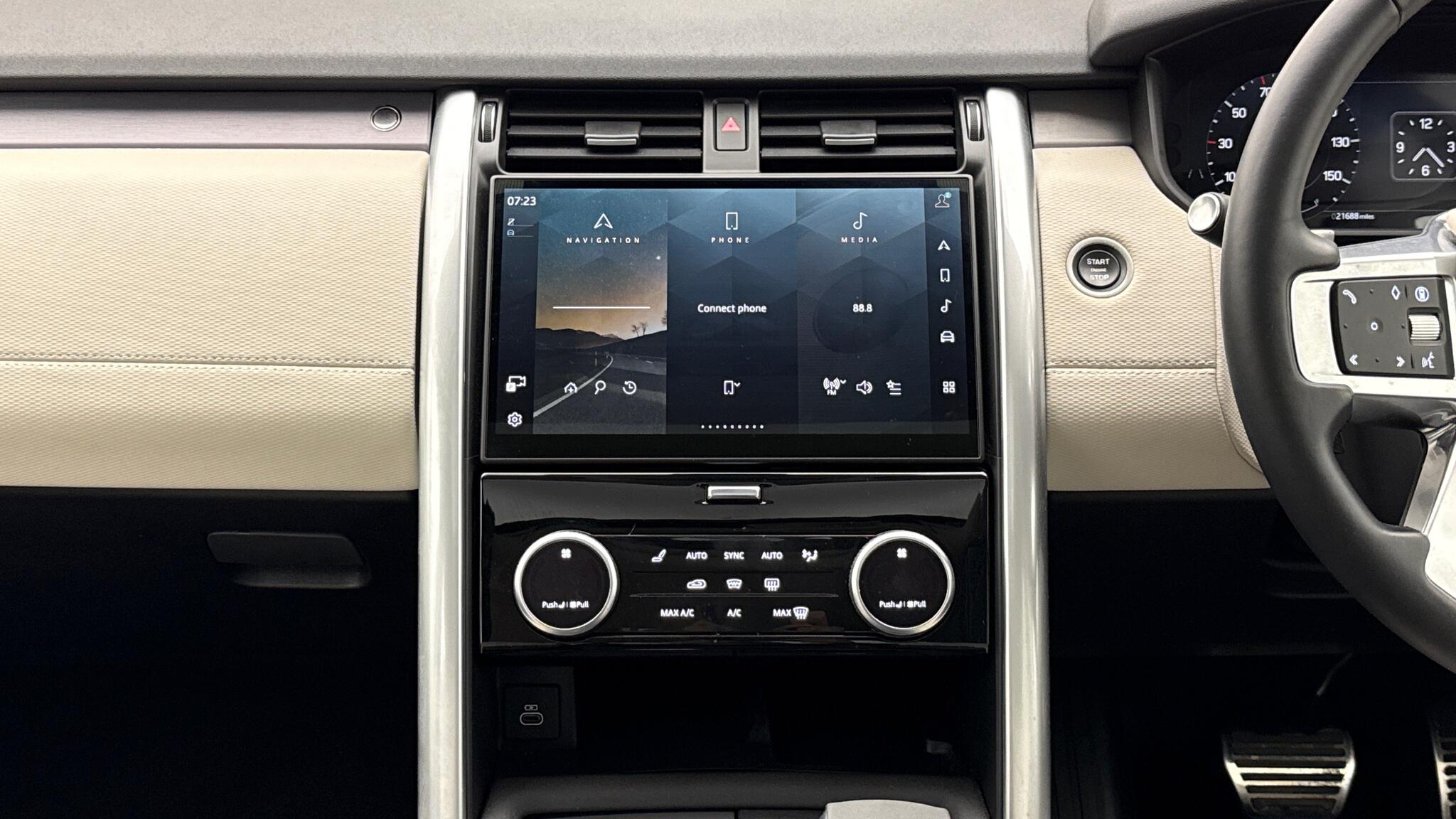 Land Rover Discovery view 14
