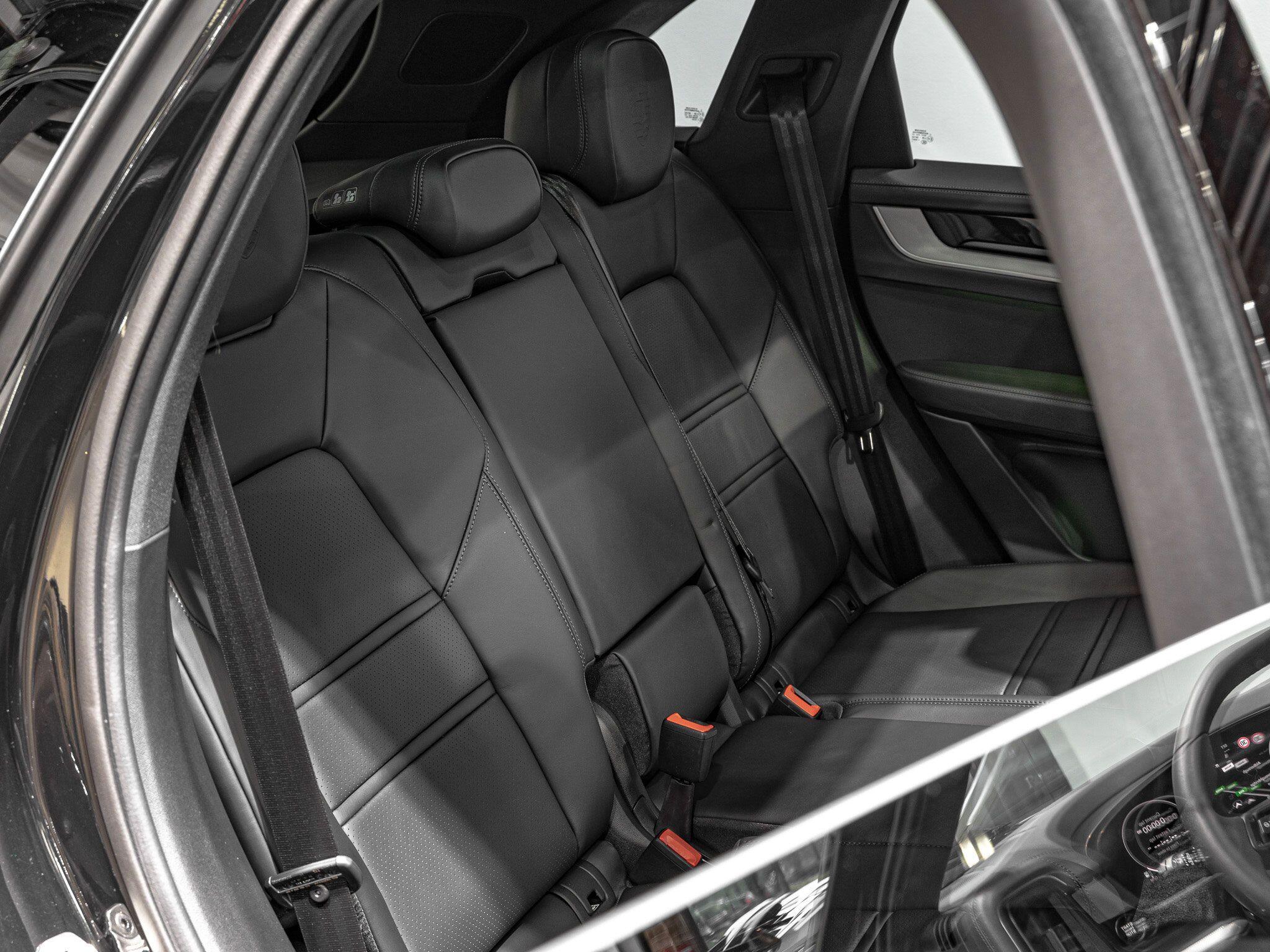 Porsche Cayenne view 25
